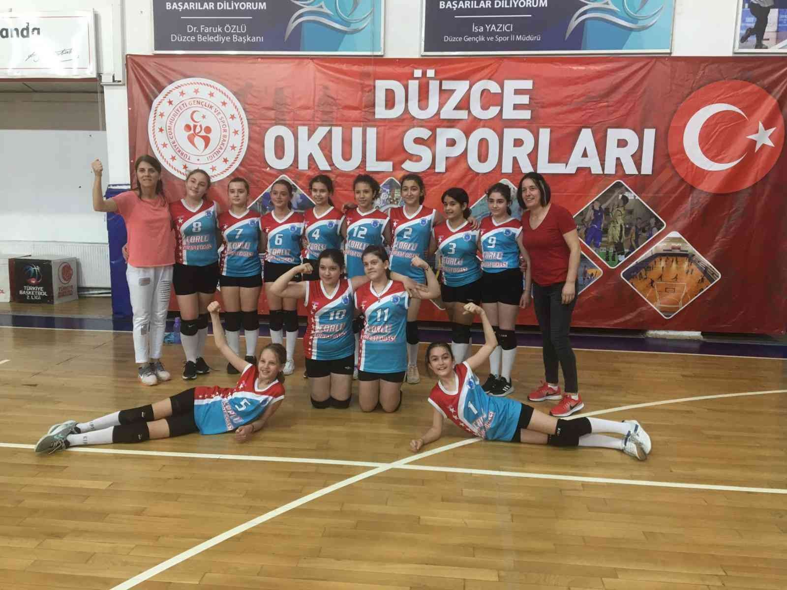 Çorlu Şahinler Ortaokulu öğrencilerinden oluşan küçük kızlar voleybol takımı Türkiye Şampiyonasına katılma hakkı elde etti. Düzce’de 30 Mart ve 4 ...