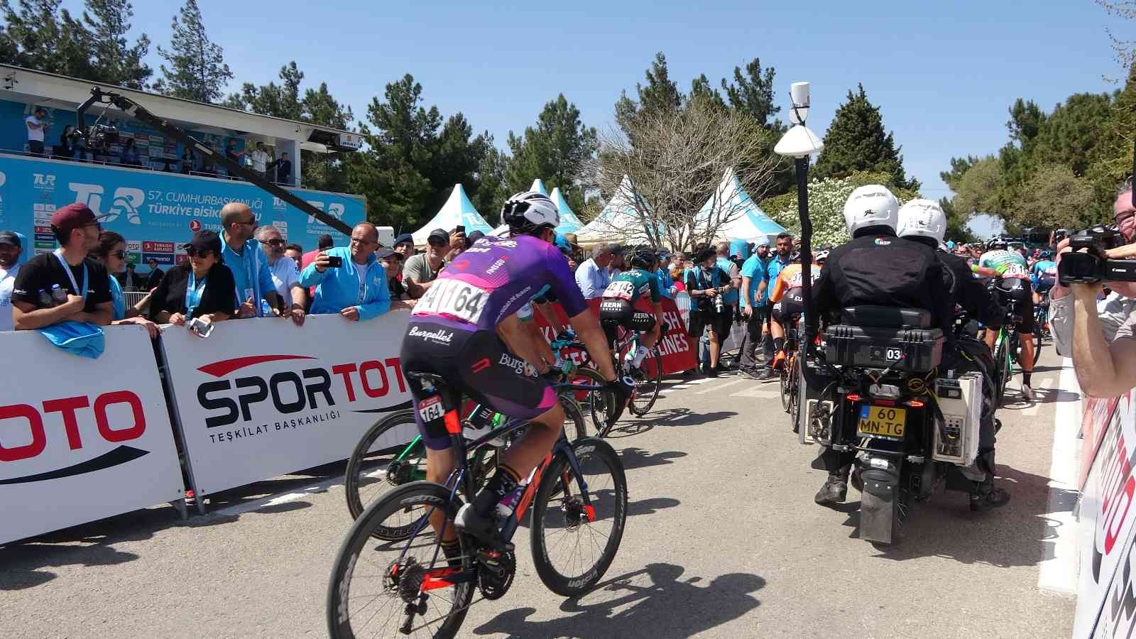 57. Cumhurbaşkanlığı Türkiye Bisiklet Turu’nun (Tour Of Türkiye) altıncı gününde 204.6 kilometrelik Edremit-Eceabat etabını Lotto Soudal Takımı ...