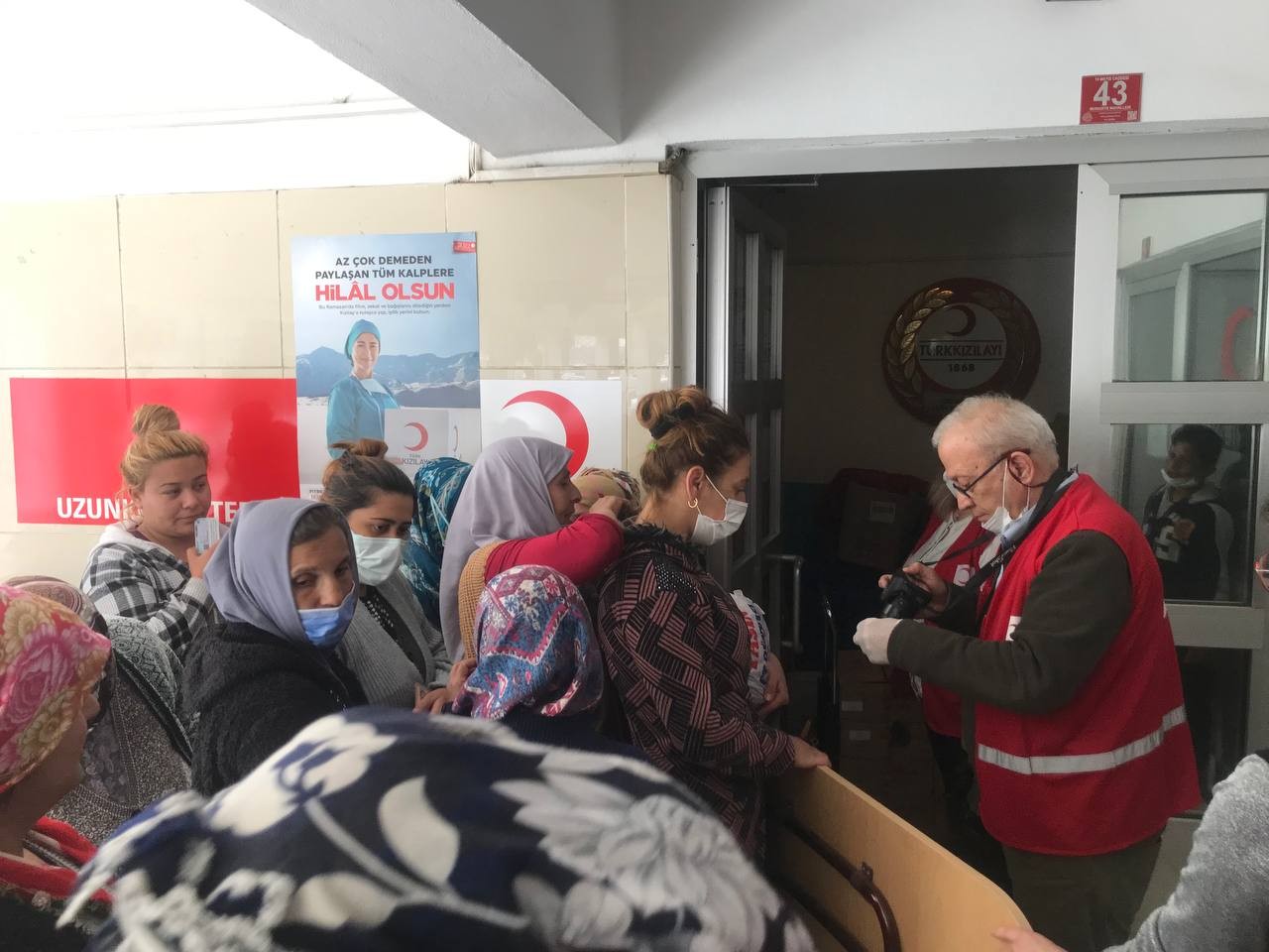 Türk Kızılayı Edirne Uzunköprü Şubesi, Ramazan ayı dolayısıyla dar gelirli ailelere kavurma dağıttı. Şube Başkanı Zakir Buğdaycı, İHA muhabirine ...