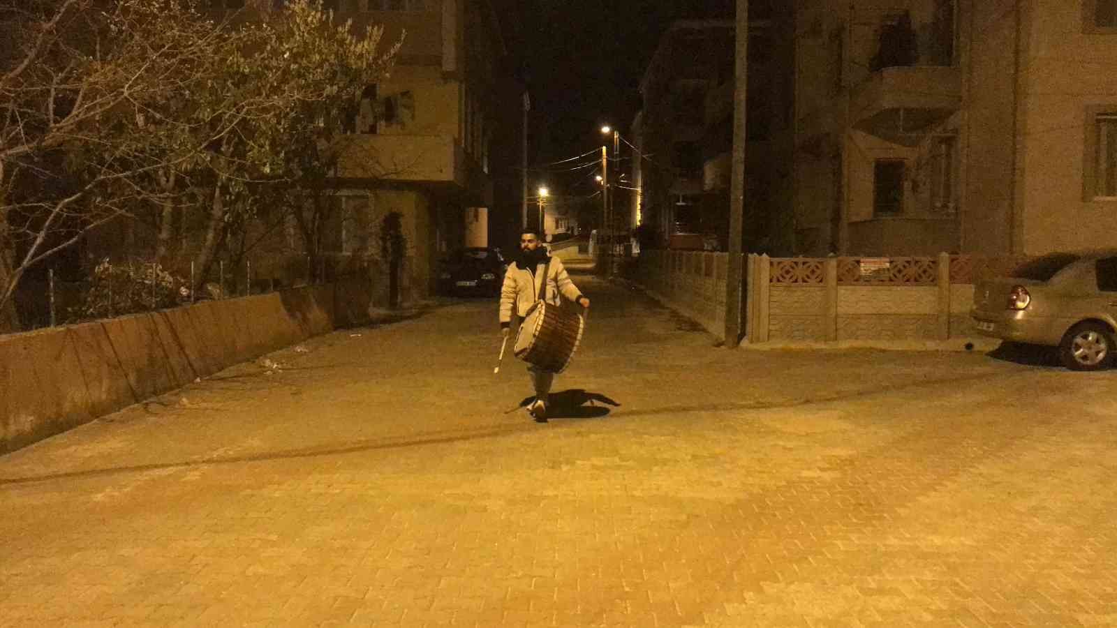 Rahmet ve mağfiret ayı olarak bilinen Ramazan-ı Şerif’in ilk sahuruna bu gece kalkıldı. Ramazan Ayı ile özdeşleşen davulcularda maniler ile ...