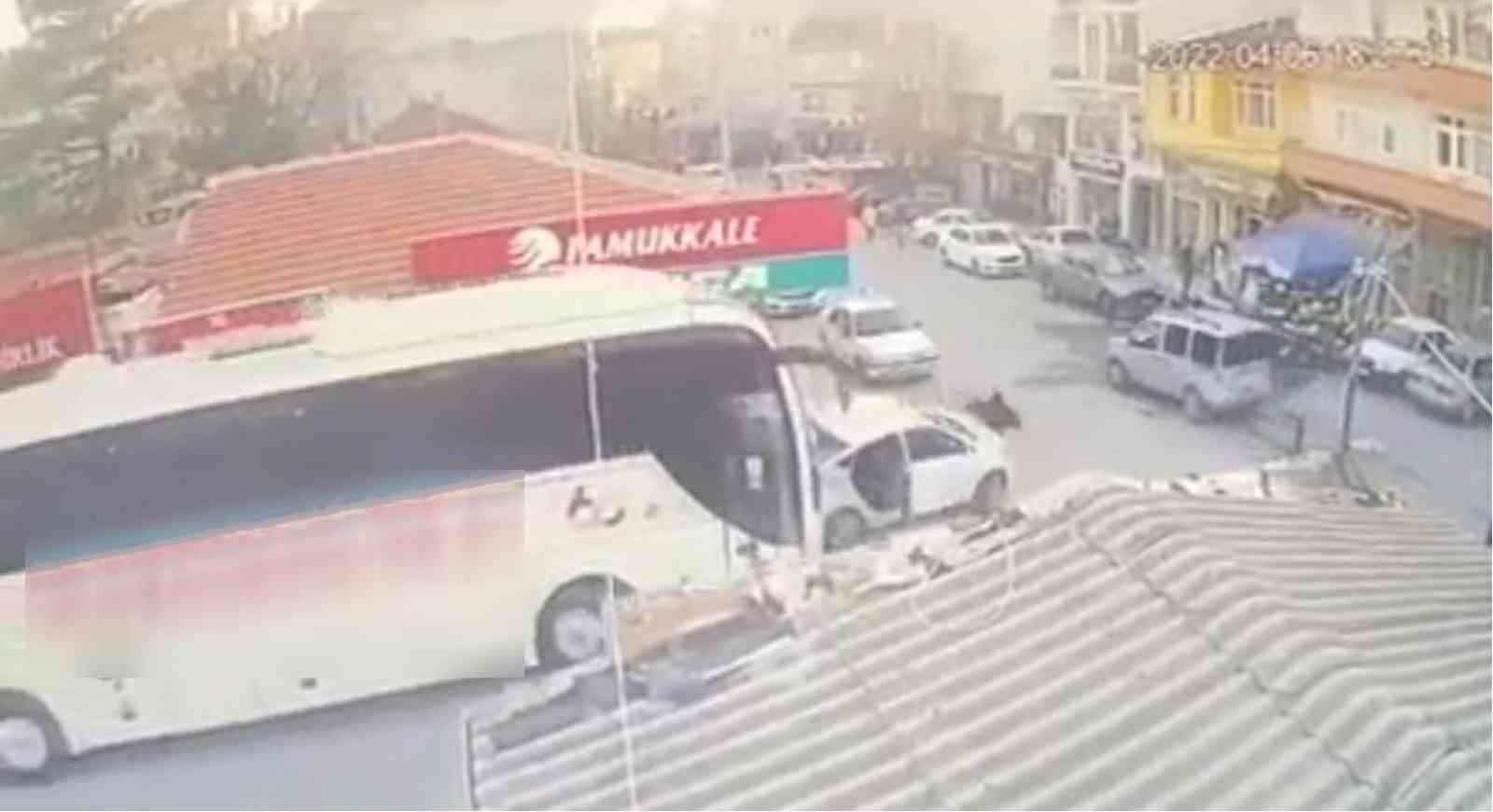 Kırklareli’nin Vize ilçesinde yolcu otobüsünün 2 kişiyi yaraladığı ve otomobili sürüklediği anların sebebi ortaya çıktı. Kameralara yansıyan ...