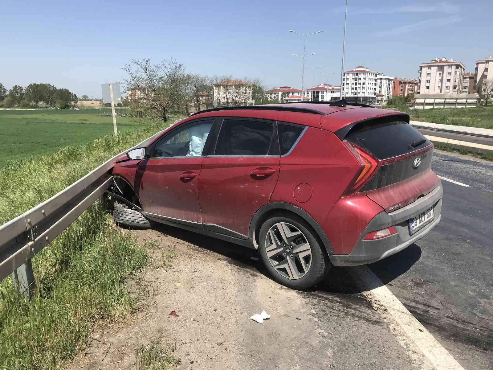 Tekirdağ’ın Muratlı ilçesinde bir araç demir bariyerlere girdi. Kaza, saat 12.30 sıralarında Mustafa Kemal Caddesi üzerinde meydana geldi ...