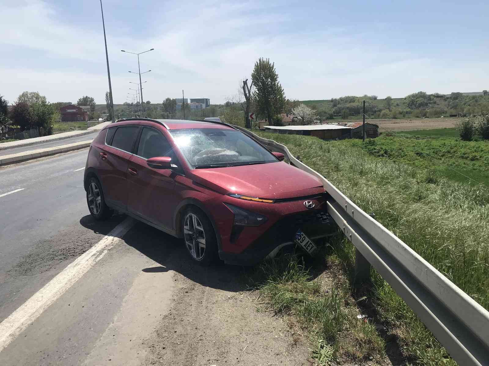 Tekirdağ’ın Muratlı ilçesinde bir araç demir bariyerlere girdi. Kaza, saat 12.30 sıralarında Mustafa Kemal Caddesi üzerinde meydana geldi ...