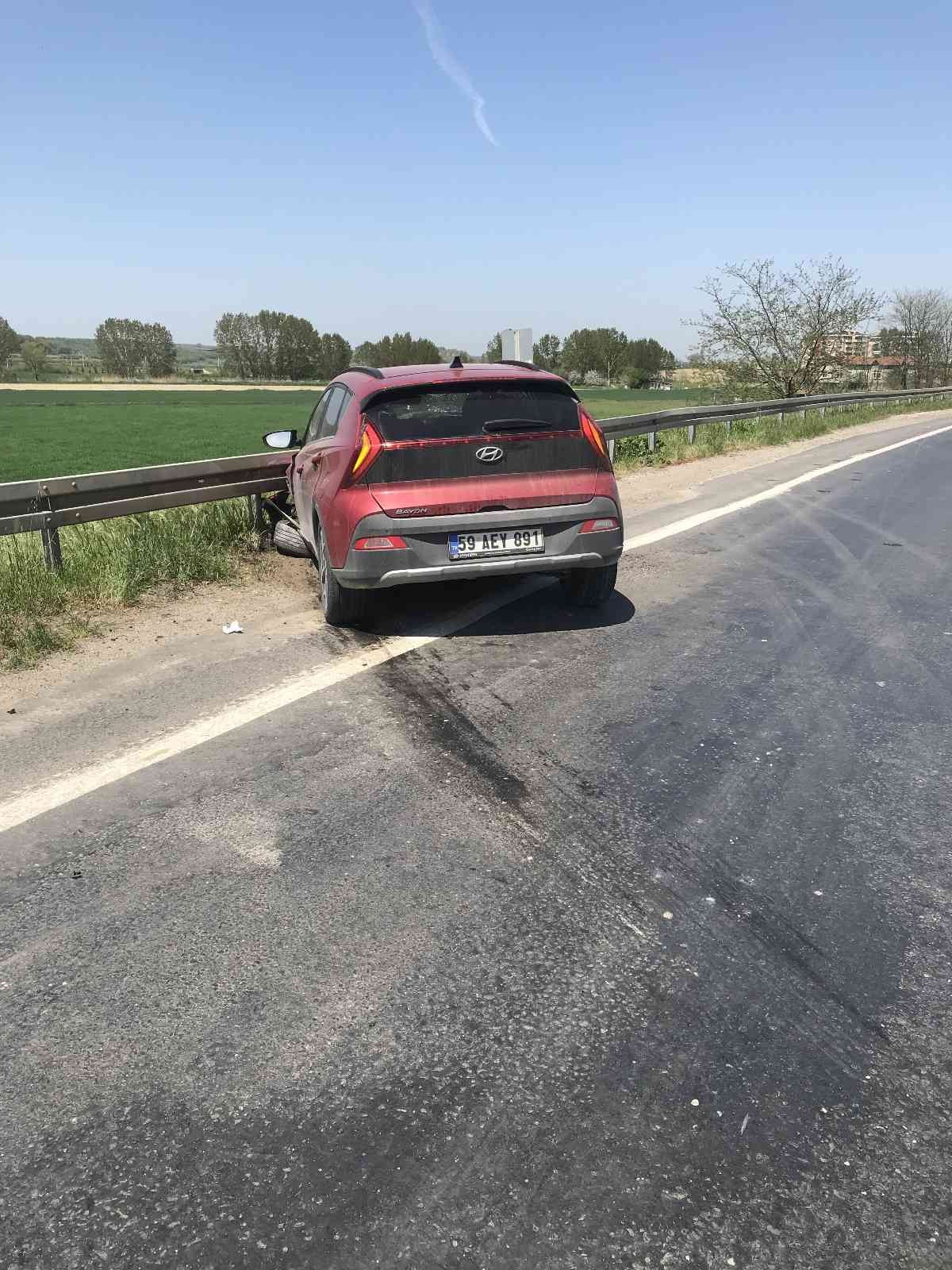 Tekirdağ’ın Muratlı ilçesinde bir araç demir bariyerlere girdi. Kaza, saat 12.30 sıralarında Mustafa Kemal Caddesi üzerinde meydana geldi ...