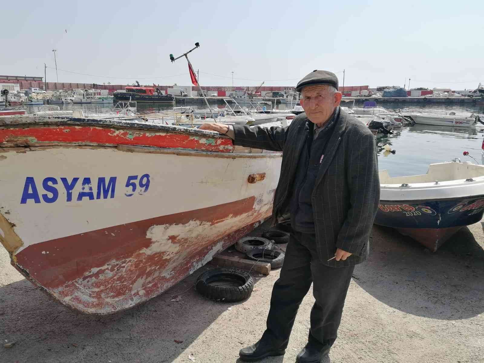 Tekirdağ’ın Süleymanpaşa ilçesinde yaşayan 78 yaşındaki balıkçı Ali Hiçsolmaz, ömrünün 70 yılını denizde balıkçılık yapmaya adadı. İlerleyen ...