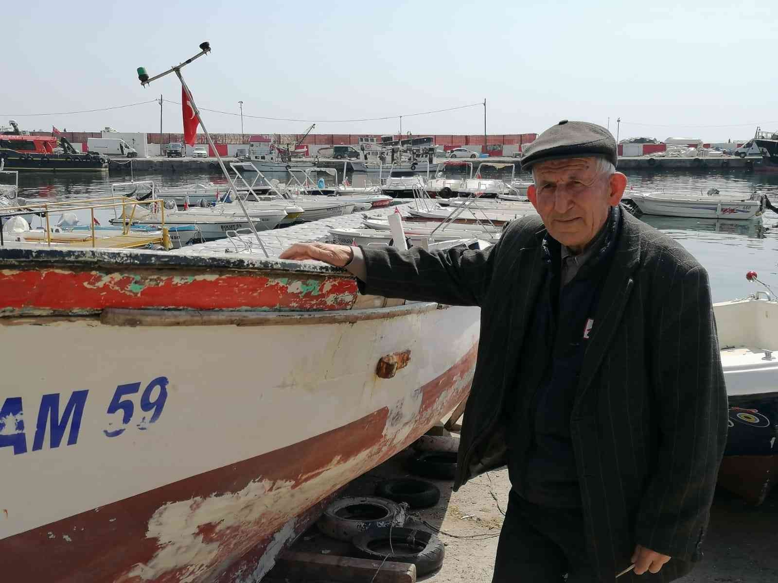 Tekirdağ’ın Süleymanpaşa ilçesinde yaşayan 78 yaşındaki balıkçı Ali Hiçsolmaz, ömrünün 70 yılını denizde balıkçılık yapmaya adadı. İlerleyen ...