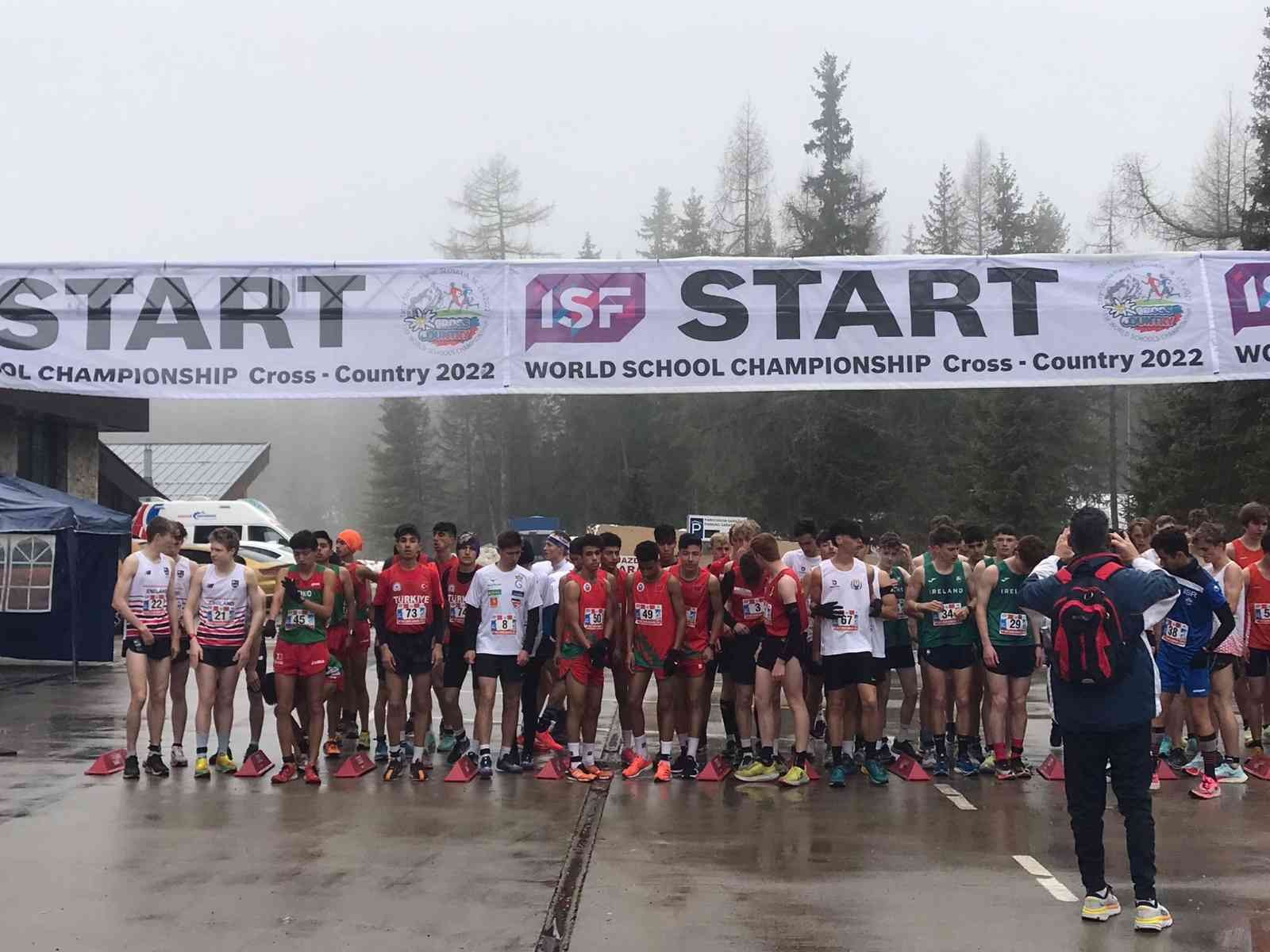 Uluslararası Okul Sporları (ISF) tarafından düzenlenen Dünya Kros Şampiyonası’nda erkeklerde Caner Can Tunçtan, kızlarda Ayça Fidanoğlu altın ...