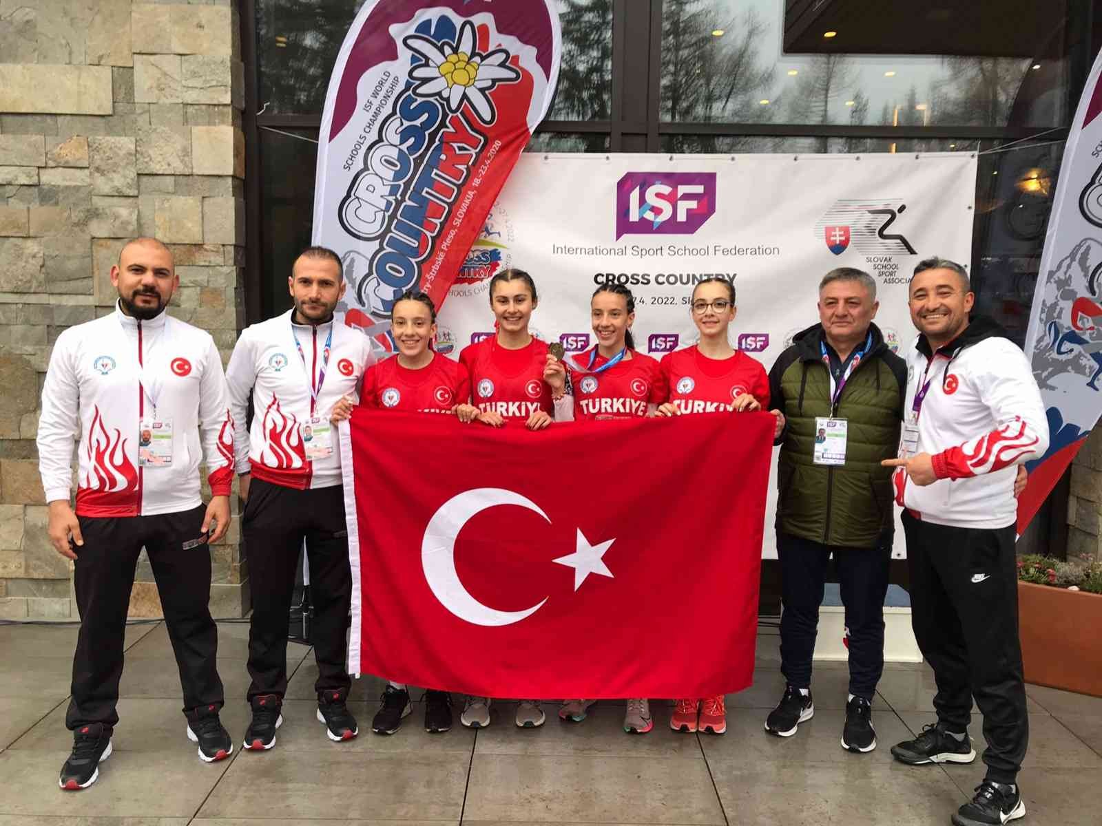 Uluslararası Okul Sporları (ISF) tarafından düzenlenen Dünya Kros Şampiyonası’nda erkeklerde Caner Can Tunçtan, kızlarda Ayça Fidanoğlu altın ...