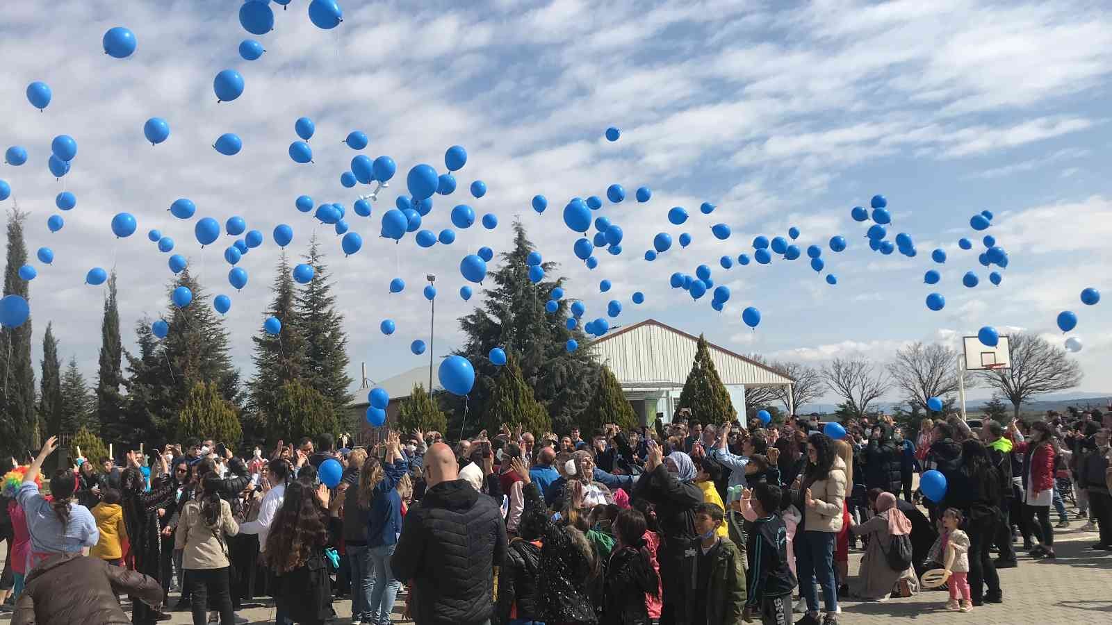 Kırklareli’nde Dünya otizm farkındalık günü etkinlikleri çerçevesinde gökyüzüne mavi balon bırakıldı. Dünya otizm farkındalık günü dolayısıyla ...