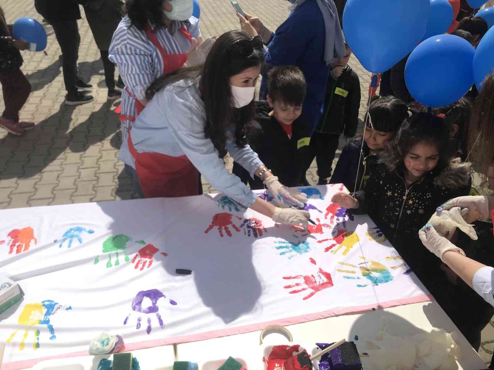 Kırklareli’nde Dünya otizm farkındalık günü etkinlikleri çerçevesinde gökyüzüne mavi balon bırakıldı. Dünya otizm farkındalık günü dolayısıyla ...