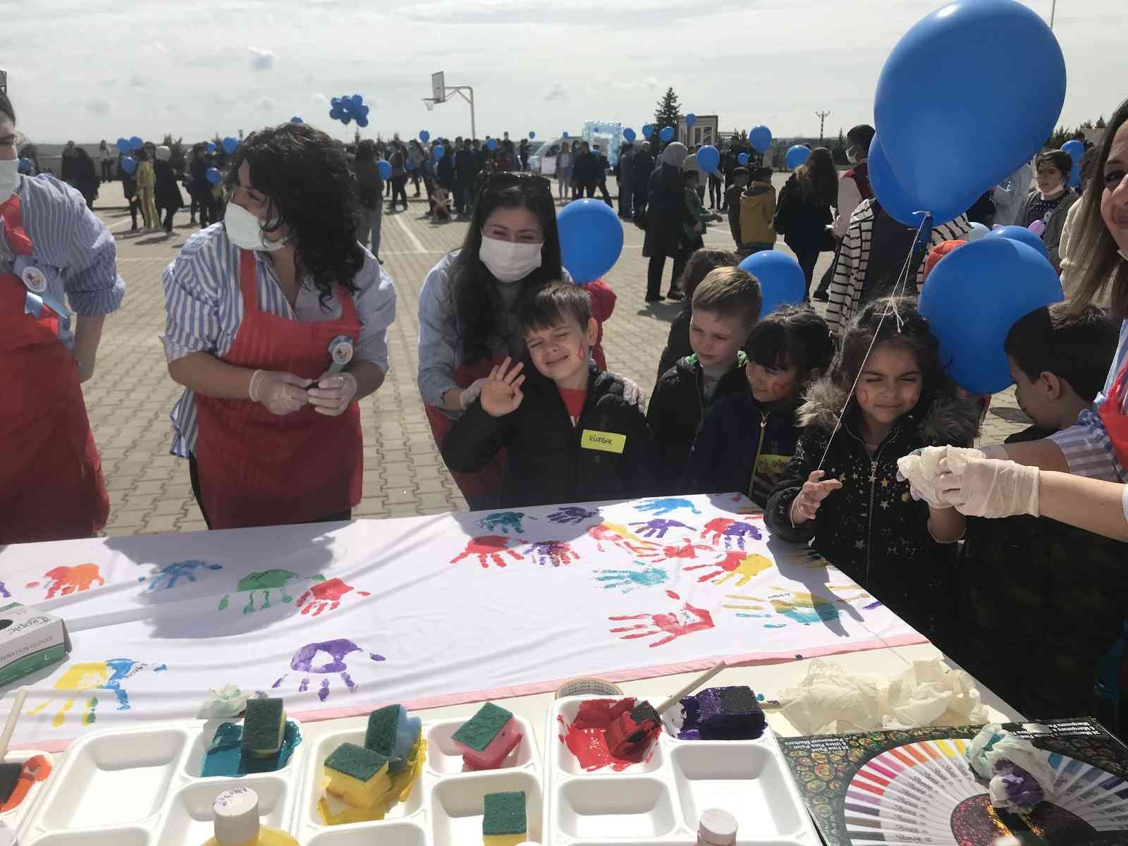 Kırklareli’nde Dünya otizm farkındalık günü etkinlikleri çerçevesinde gökyüzüne mavi balon bırakıldı. Dünya otizm farkındalık günü dolayısıyla ...