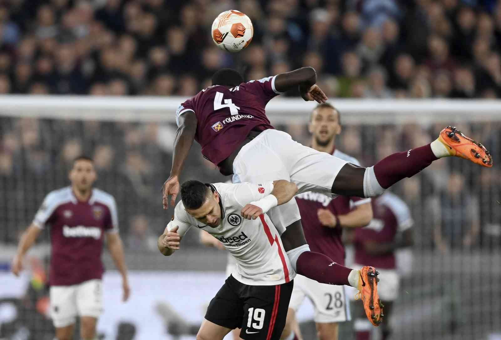 UEFA Avrupa Ligi Yarı Final ilk maçında Alman ekibi Eintracht Frankfurt, deplasmanda İngiliz temsilcisi West Ham United’ı 2-1 mağlup ederek ...