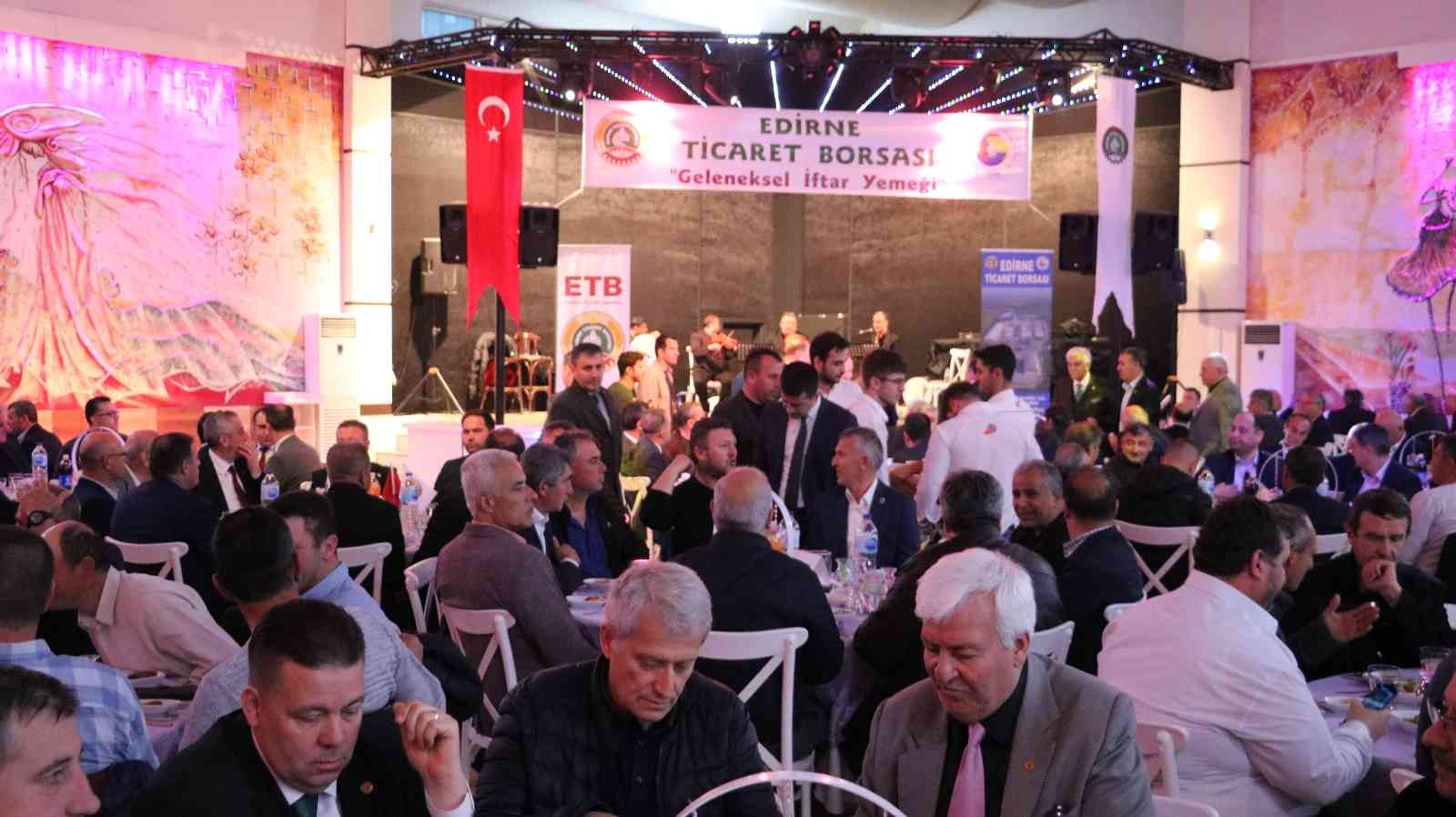 Edirne Ticaret Borsası Başkanlığı tarafından geleneksel hale getirilen iftar programı düzenlendi. Edirne Vali Yardımcısı Yusuf Güler, Edirne ...