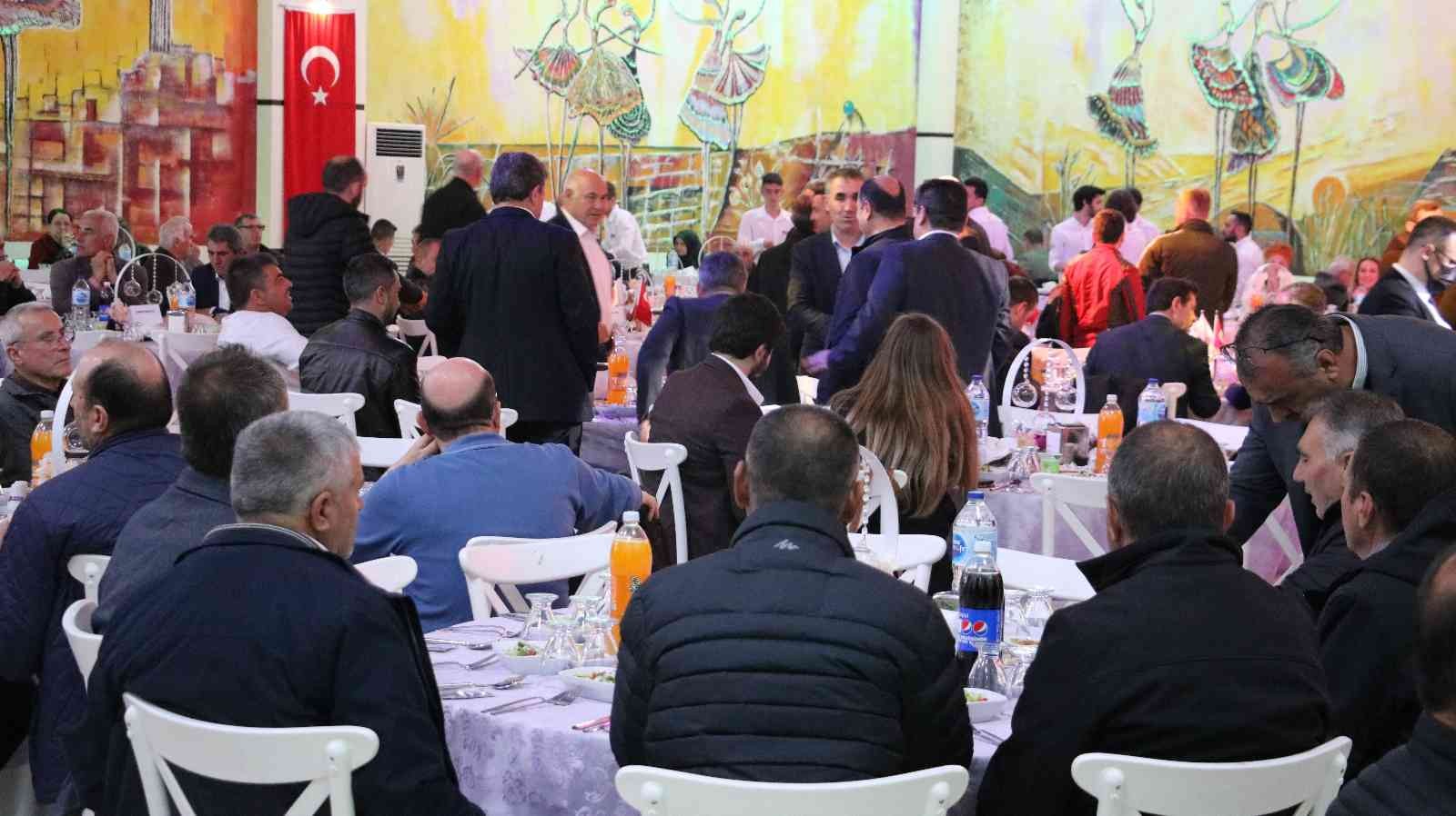 Edirne Ticaret Borsası Başkanlığı tarafından geleneksel hale getirilen iftar programı düzenlendi. Edirne Vali Yardımcısı Yusuf Güler, Edirne ...