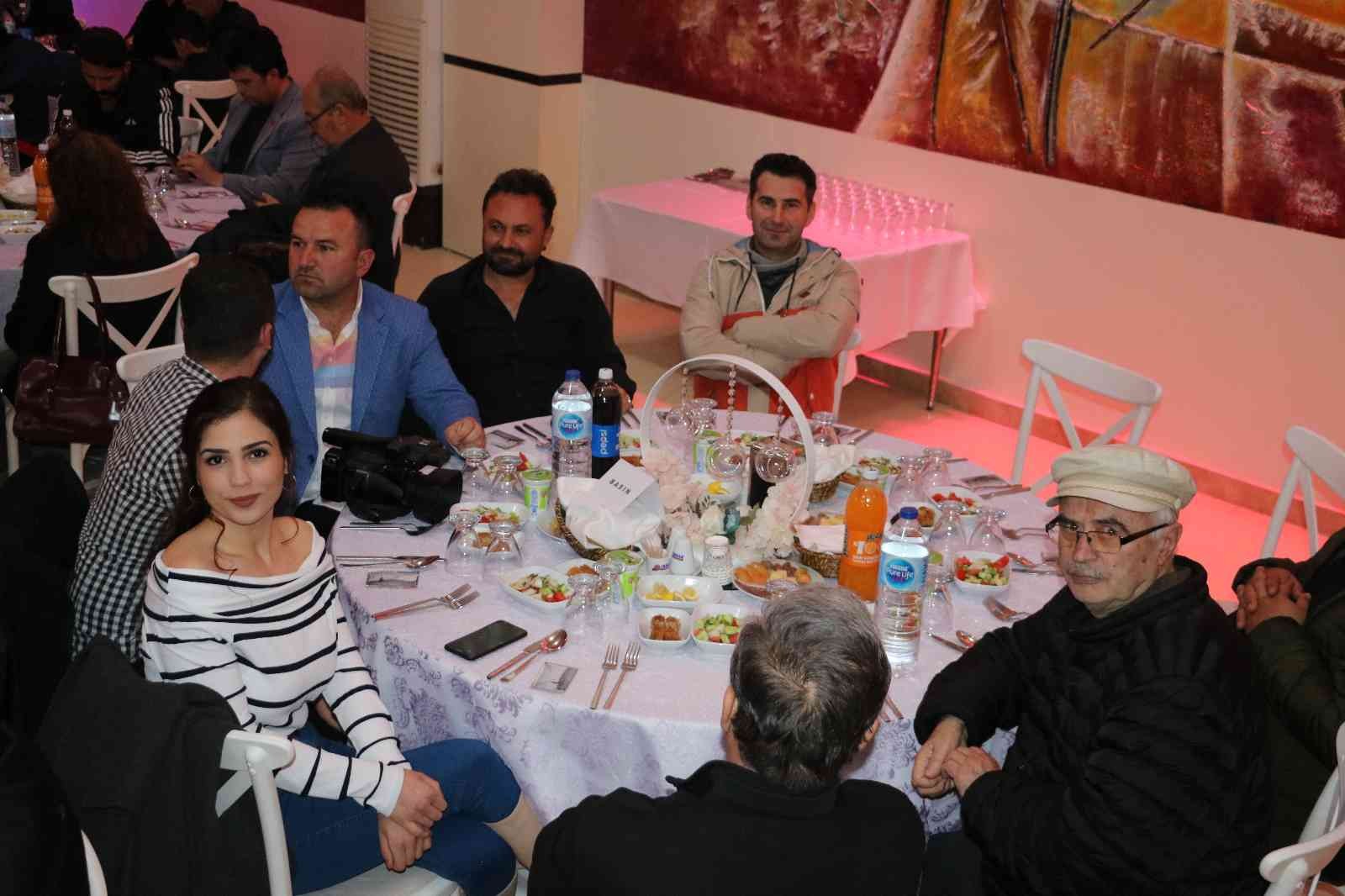 Edirne Ticaret Borsası Başkanlığı tarafından geleneksel hale getirilen iftar programı düzenlendi. Edirne Vali Yardımcısı Yusuf Güler, Edirne ...