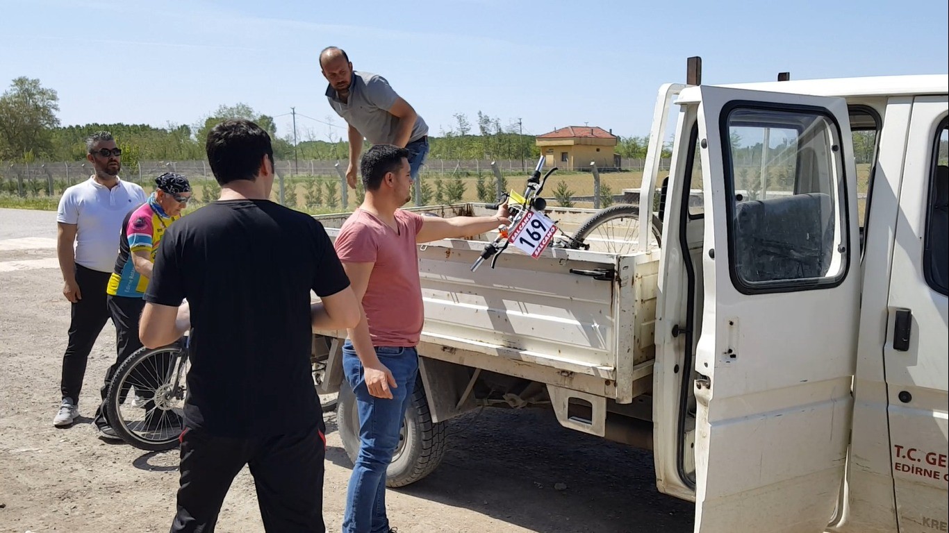 Edirne’de okullar arası gerçekleştirilen bisiklet organizasyonunda yarışı bitiremeyenler bitiş noktasına ambulans ve kamyonetle geri döndü ...