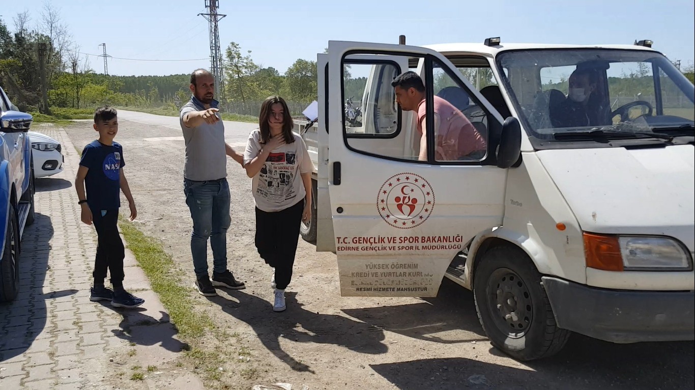 Edirne’de okullar arası gerçekleştirilen bisiklet organizasyonunda yarışı bitiremeyenler bitiş noktasına ambulans ve kamyonetle geri döndü ...