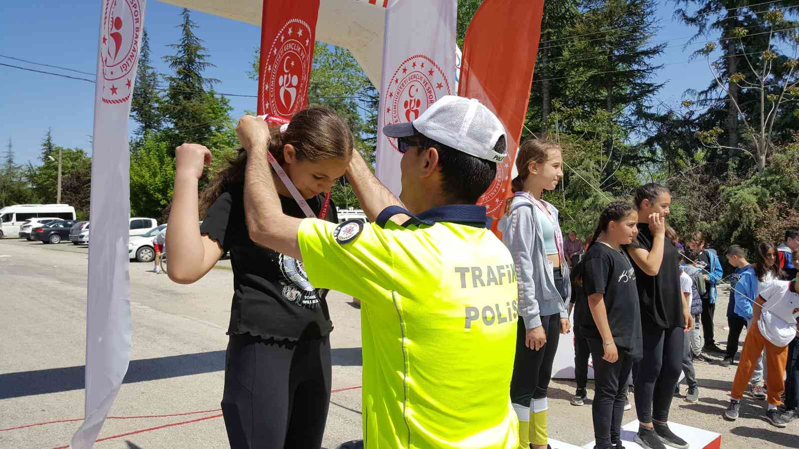 Edirne’de okullar arası gerçekleştirilen bisiklet organizasyonunda yarışı bitiremeyenler bitiş noktasına ambulans ve kamyonetle geri döndü ...