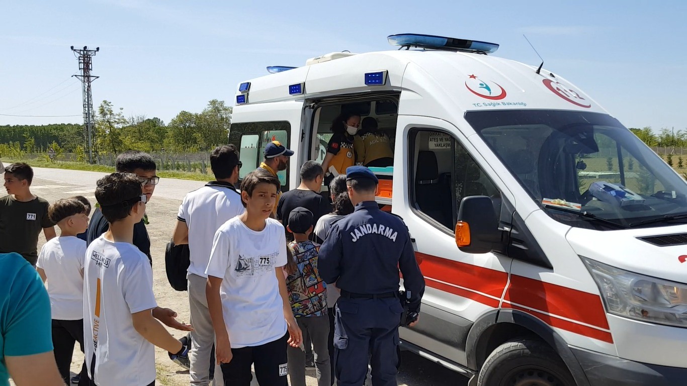 Edirne’de okullar arası gerçekleştirilen bisiklet organizasyonunda yarışı bitiremeyenler bitiş noktasına ambulans ve kamyonetle geri döndü ...