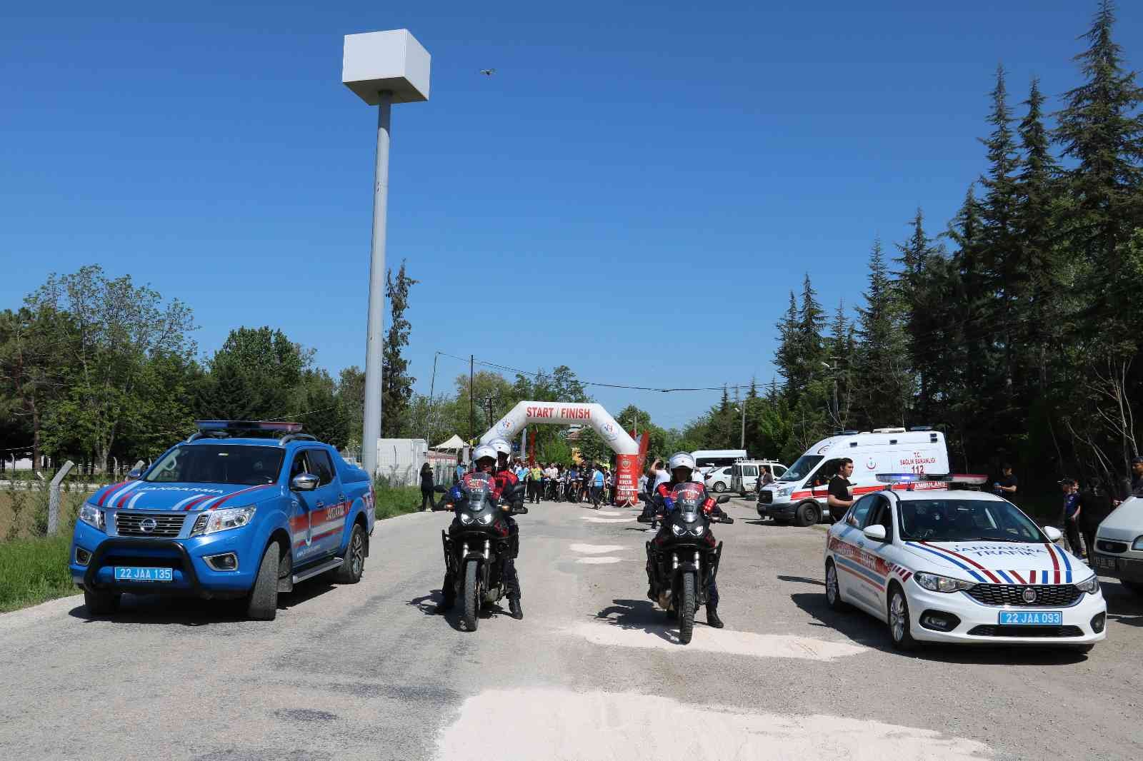 Edirne’de okullar arası gerçekleştirilen bisiklet organizasyonunda yarışı bitiremeyenler bitiş noktasına ambulans ve kamyonetle geri döndü ...