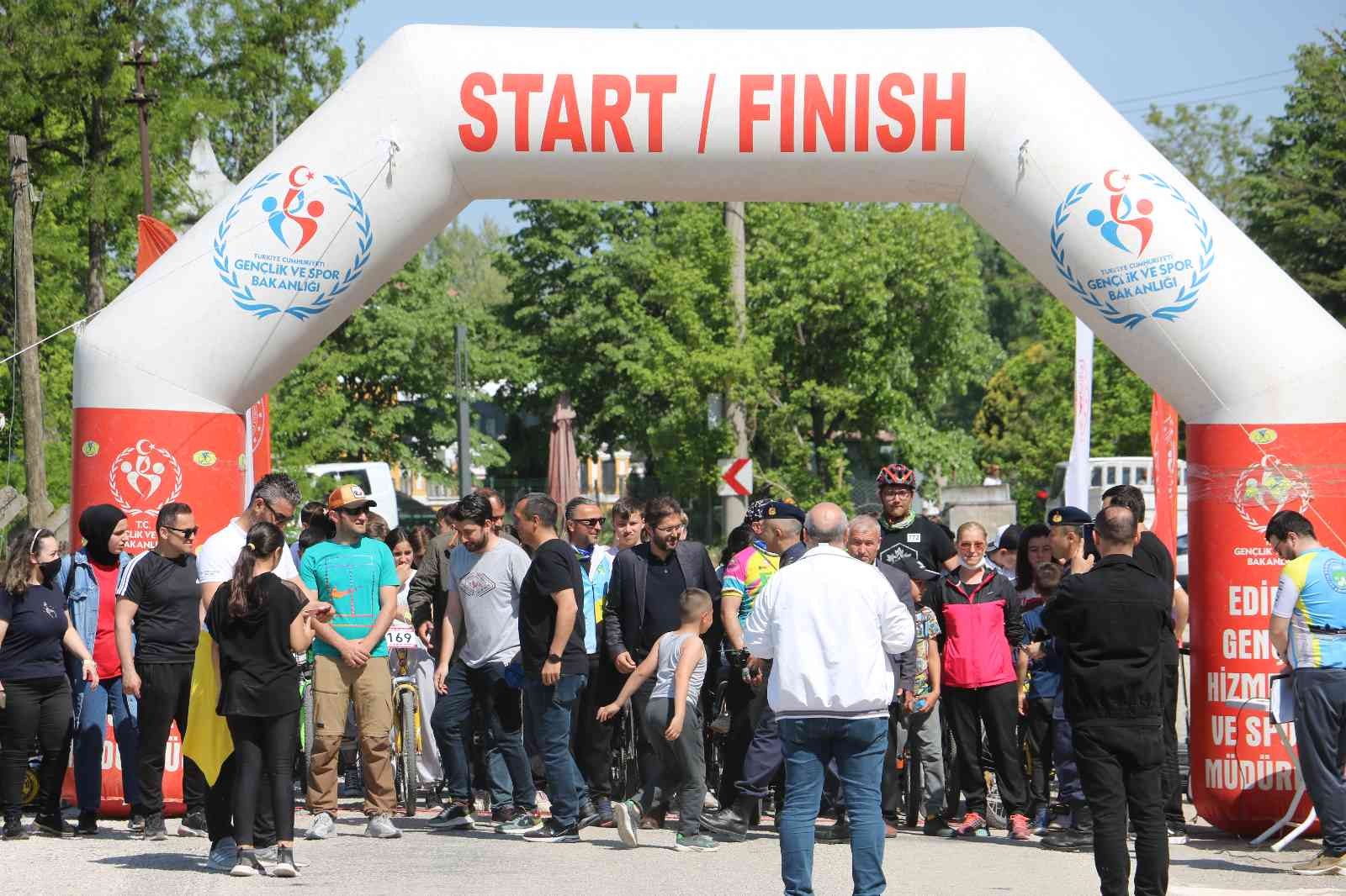 Edirne’de okullar arası gerçekleştirilen bisiklet organizasyonunda yarışı bitiremeyenler bitiş noktasına ambulans ve kamyonetle geri döndü ...