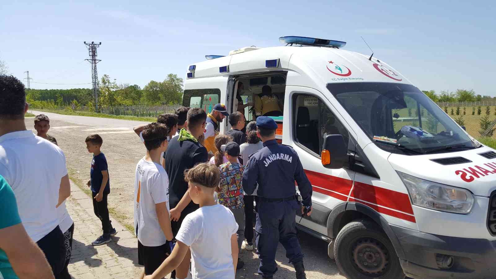 Edirne’de okullar arası gerçekleştirilen bisiklet organizasyonunda yarışı bitiremeyenler bitiş noktasına ambulans ve kamyonetle geri döndü ...