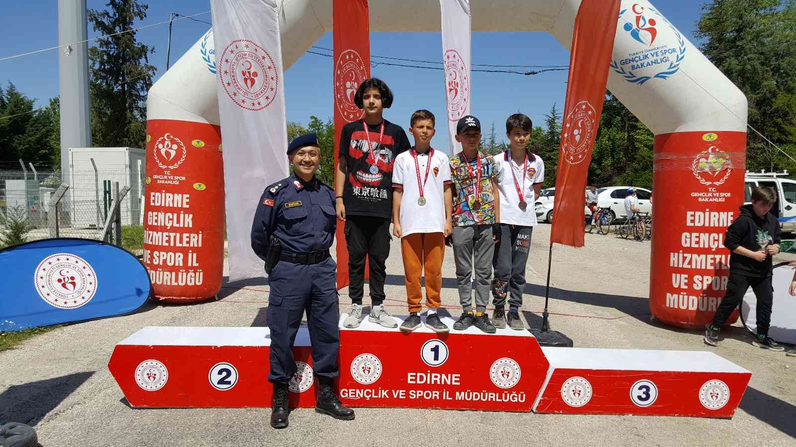 Edirne’de okullar arası gerçekleştirilen bisiklet organizasyonunda yarışı bitiremeyenler bitiş noktasına ambulans ve kamyonetle geri döndü ...