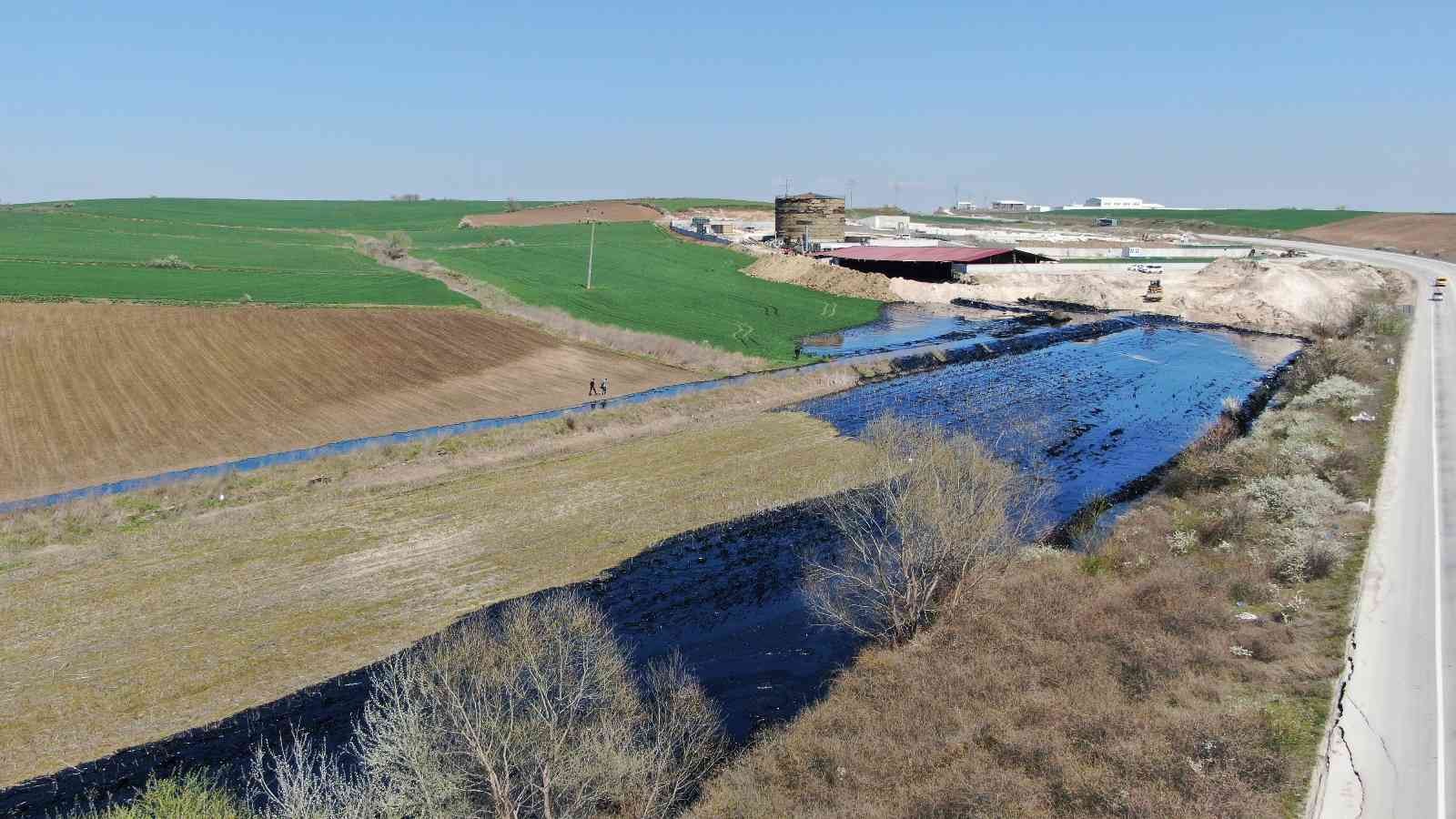 Edirne’de kent merkezinin hemen yanı başında bir asfalt firmasına ait şantiyede fuel oil kazanının patlaması sonucu bin 500 ton ham petrolün ...