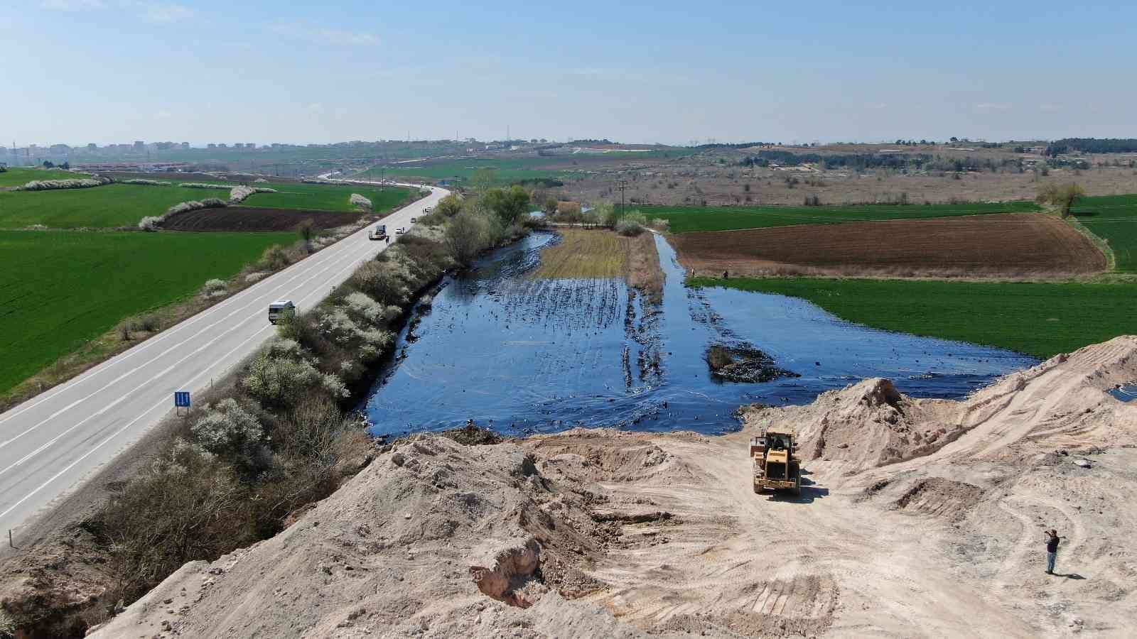 Edirne’de kent merkezinin hemen yanı başında bir asfalt firmasına ait şantiyede fuel oil kazanının patlaması sonucu bin 500 ton ham petrolün ...