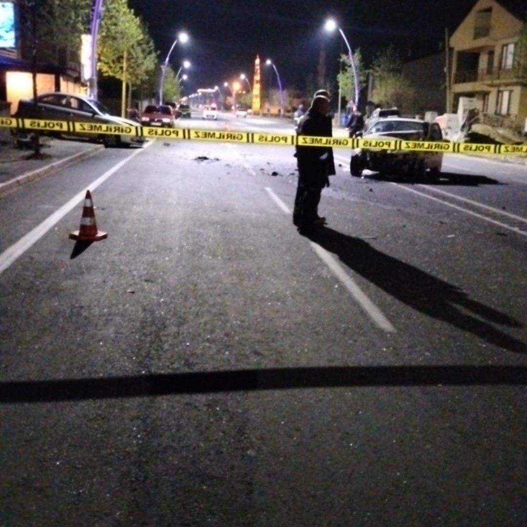 Edirne’de iki otomobilin çarpıştığı kazada 1 kişi öldü, 1 kişi yaralandı. Alınan bilgiye göre, dün gece saatlerinde İpsala ilçesinde Bayrambey ...