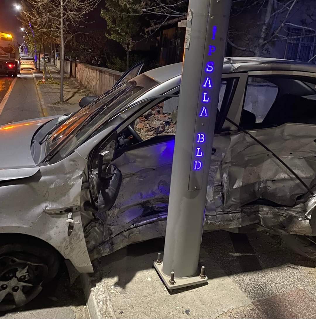 Edirne’de iki otomobilin çarpıştığı kazada 1 kişi öldü, 1 kişi yaralandı. Alınan bilgiye göre, dün gece saatlerinde İpsala ilçesinde Bayrambey ...