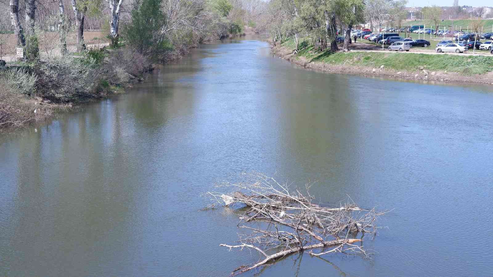 Edirne ve Bulgaristan’da yağışların az olması nedeniyle Tunca Nehri’nde son 5 yılın en kurak Nisan ayı yaşanıyor. Son ölçülen veriler ise endişe ...