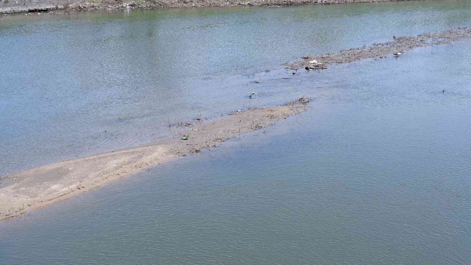 Edirne ve Bulgaristan’da yağışların az olması nedeniyle Tunca Nehri’nde son 5 yılın en kurak Nisan ayı yaşanıyor. Son ölçülen veriler ise endişe ...