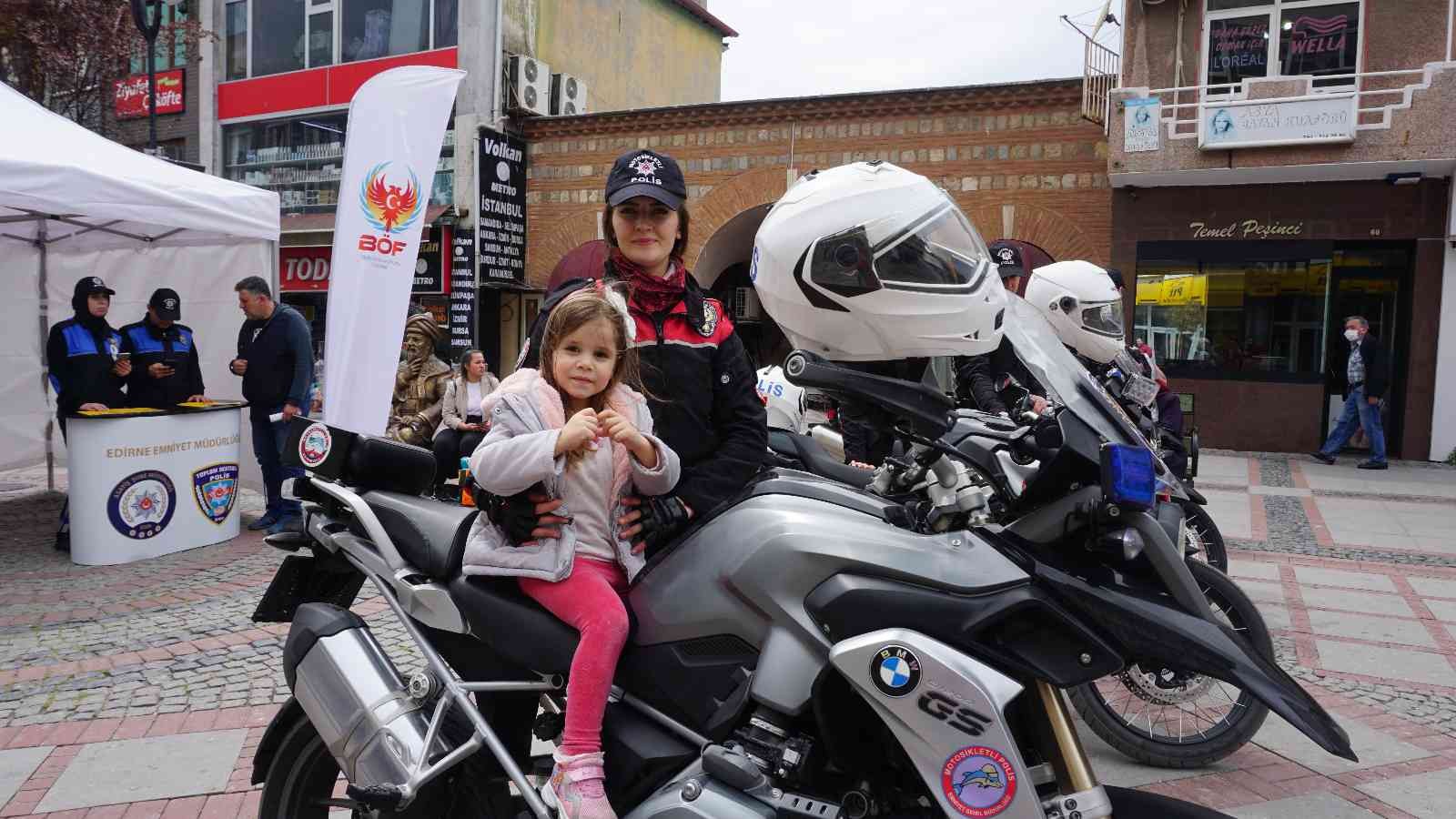 Edirne’de Türk Polis Teşkilatı’nın kuruluşunun 177. yıl dönümü dolayısıyla vatandaşlara çeşitli hediyeler ve tanıtıcı broşürler dağıtıldı. Her ...