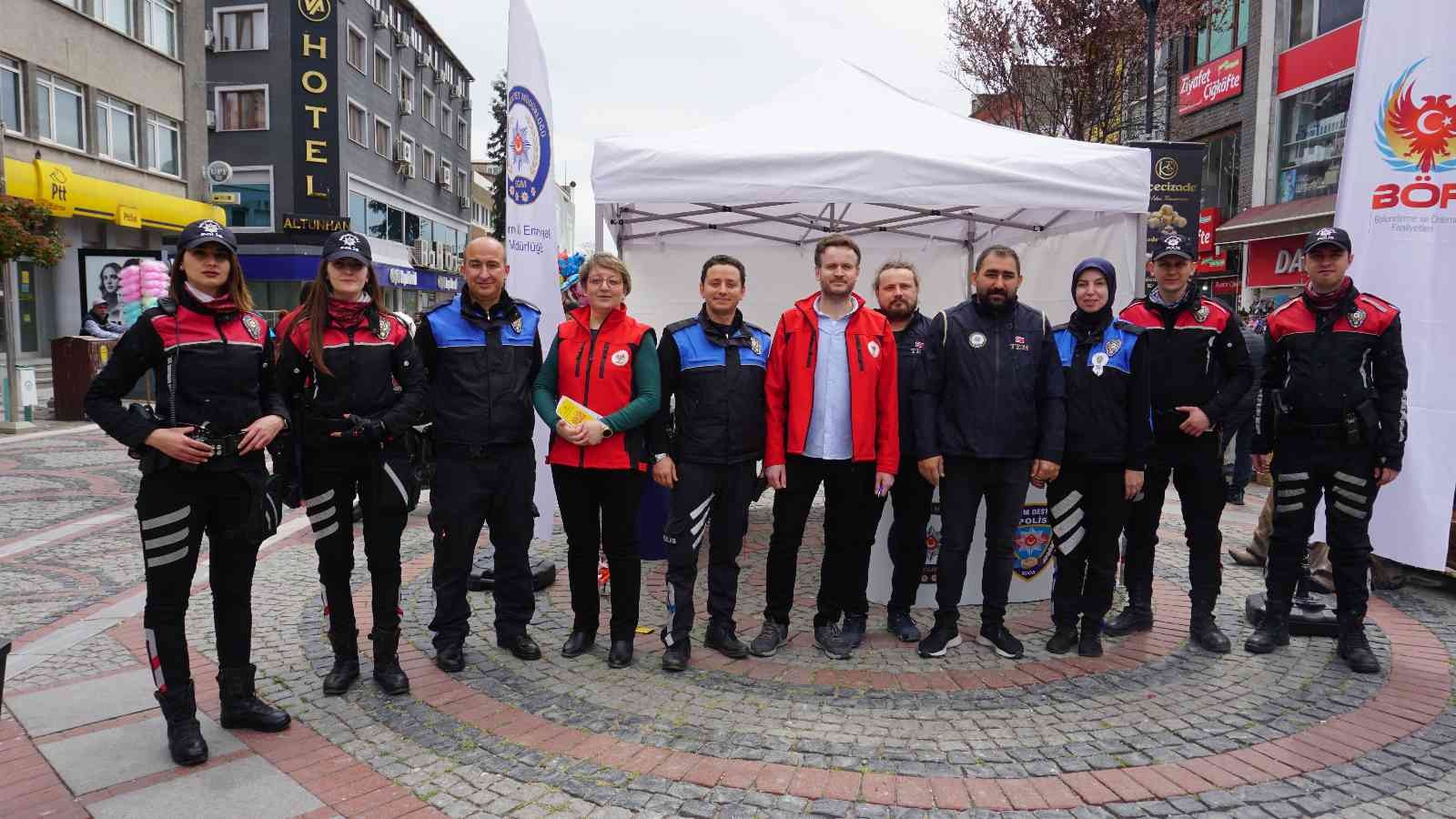 Edirne’de Türk Polis Teşkilatı’nın kuruluşunun 177. yıl dönümü dolayısıyla vatandaşlara çeşitli hediyeler ve tanıtıcı broşürler dağıtıldı. Her ...