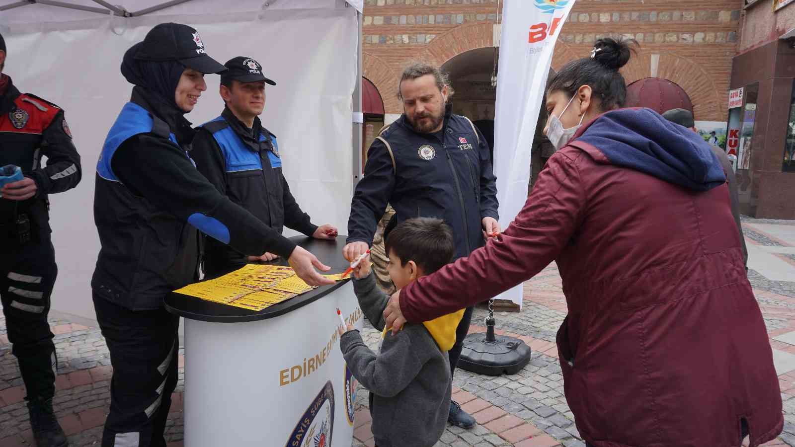 Edirne’de Türk Polis Teşkilatı’nın kuruluşunun 177. yıl dönümü dolayısıyla vatandaşlara çeşitli hediyeler ve tanıtıcı broşürler dağıtıldı. Her ...