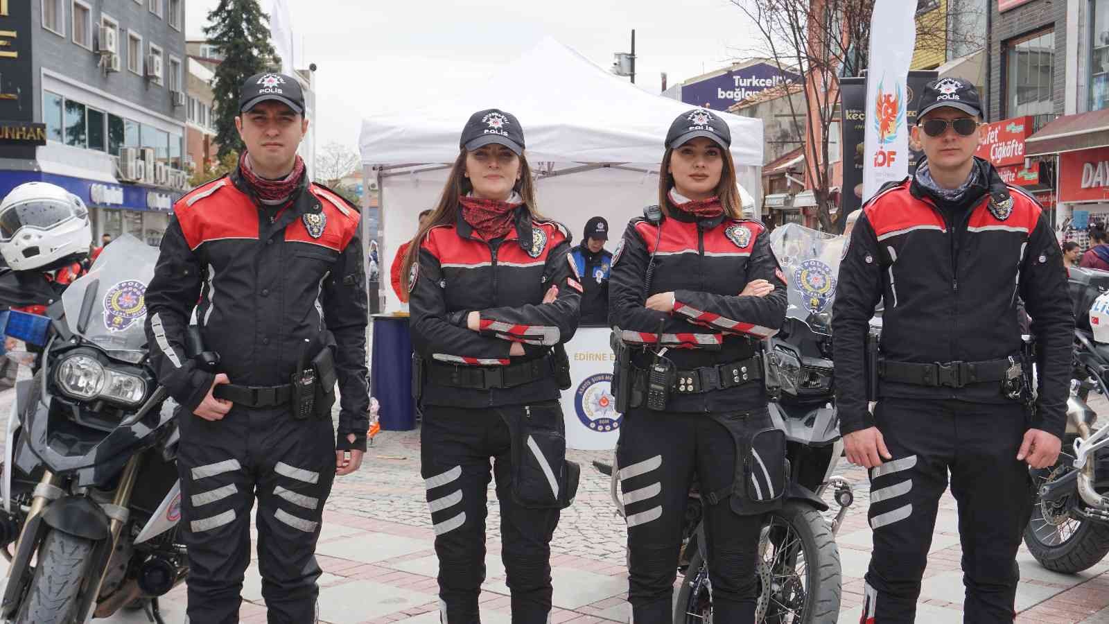 Edirne’de Türk Polis Teşkilatı’nın kuruluşunun 177. yıl dönümü dolayısıyla vatandaşlara çeşitli hediyeler ve tanıtıcı broşürler dağıtıldı. Her ...