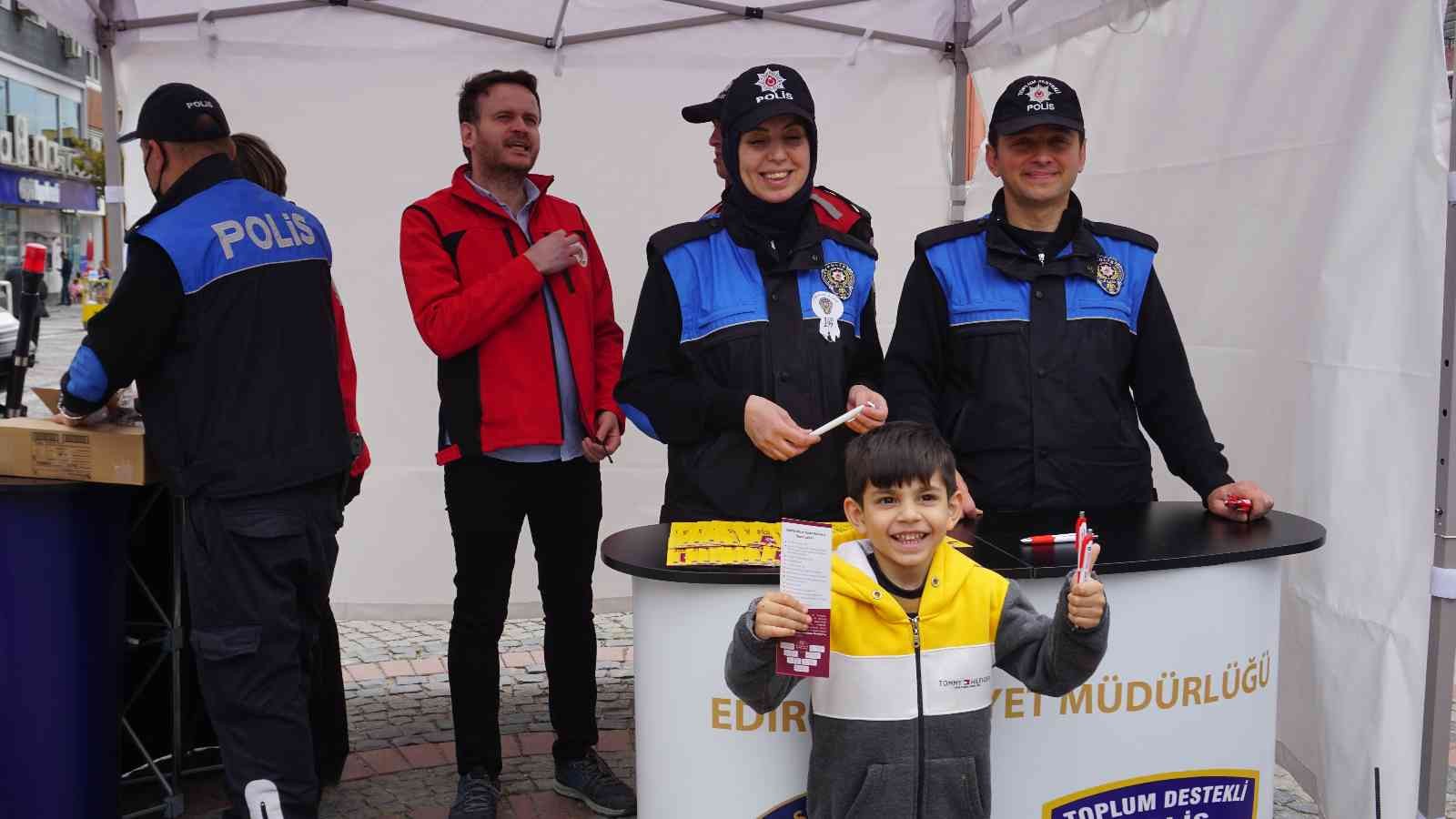 Edirne’de Türk Polis Teşkilatı’nın kuruluşunun 177. yıl dönümü dolayısıyla vatandaşlara çeşitli hediyeler ve tanıtıcı broşürler dağıtıldı. Her ...