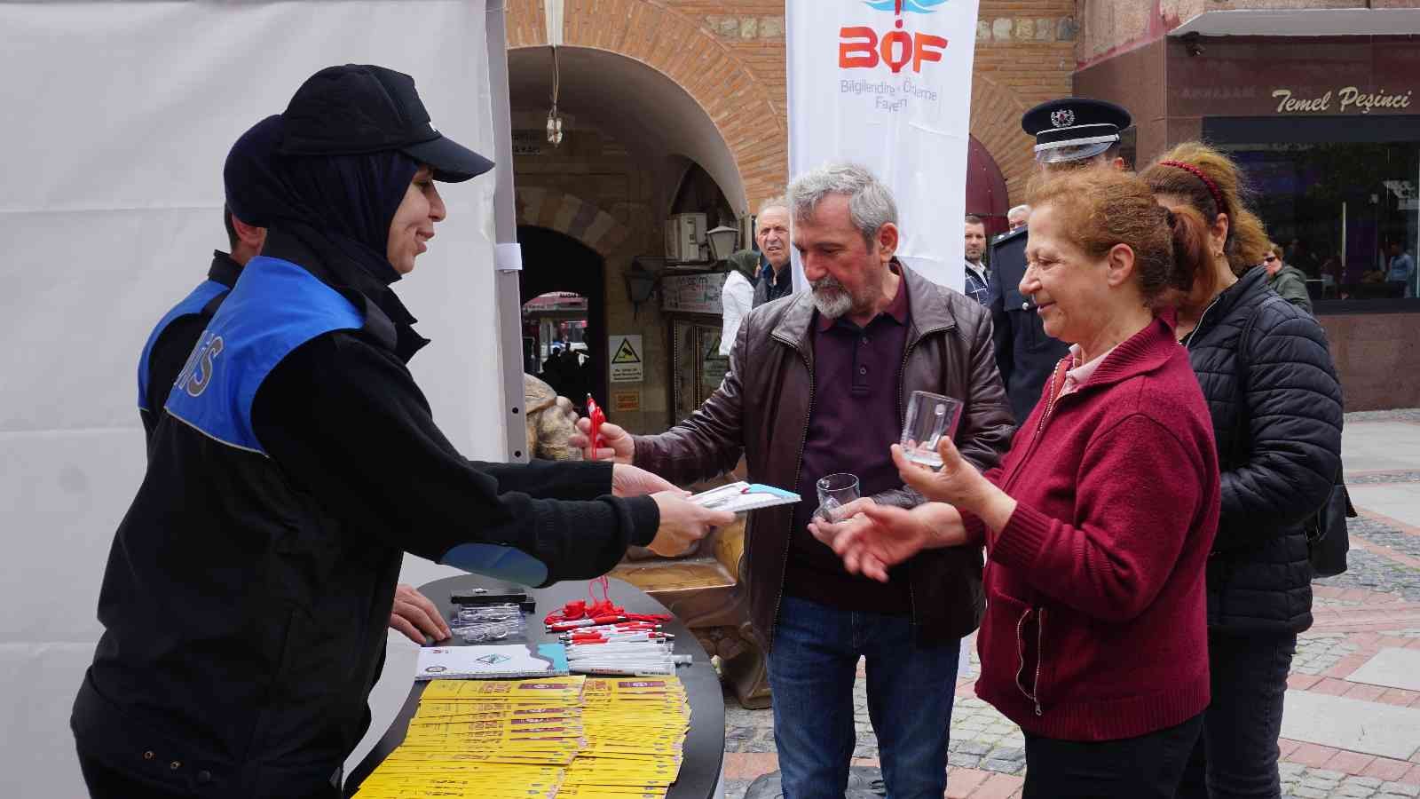 Edirne’de Türk Polis Teşkilatı’nın kuruluşunun 177. yıl dönümü dolayısıyla vatandaşlara çeşitli hediyeler ve tanıtıcı broşürler dağıtıldı. Her ...