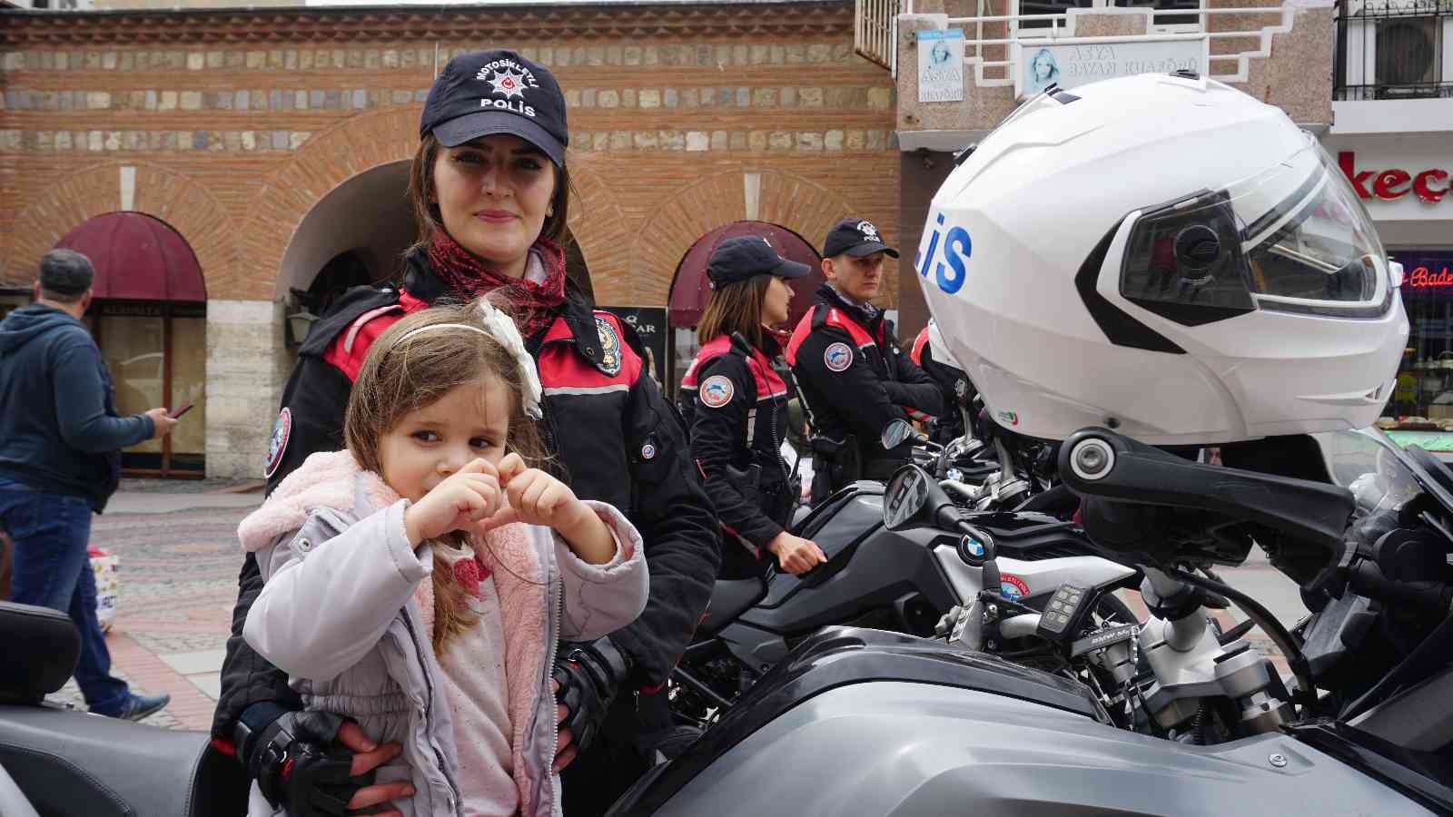 Edirne’de Türk Polis Teşkilatı’nın kuruluşunun 177. yıl dönümü dolayısıyla vatandaşlara çeşitli hediyeler ve tanıtıcı broşürler dağıtıldı. Her ...