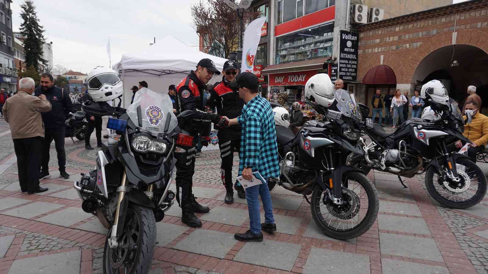 Edirne’de Türk Polis Teşkilatı’nın kuruluşunun 177. yıl dönümü dolayısıyla vatandaşlara çeşitli hediyeler ve tanıtıcı broşürler dağıtıldı. Her ...