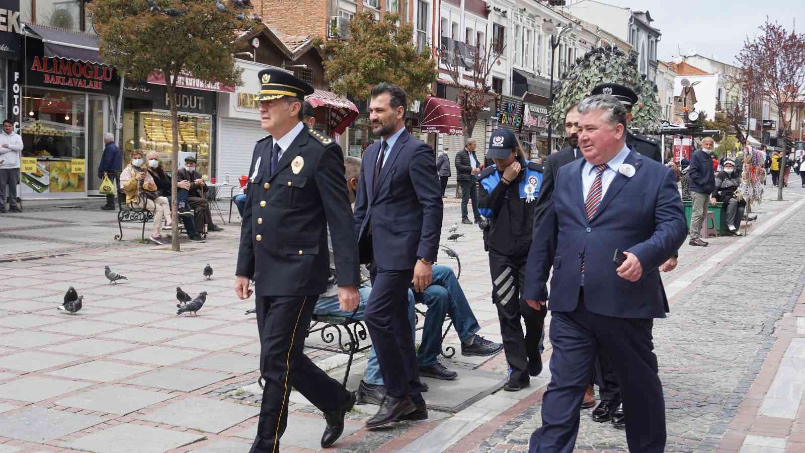 Edirne’de Türk Polis Teşkilatı’nın kuruluşunun 177. yıl dönümü dolayısıyla vatandaşlara çeşitli hediyeler ve tanıtıcı broşürler dağıtıldı. Her ...