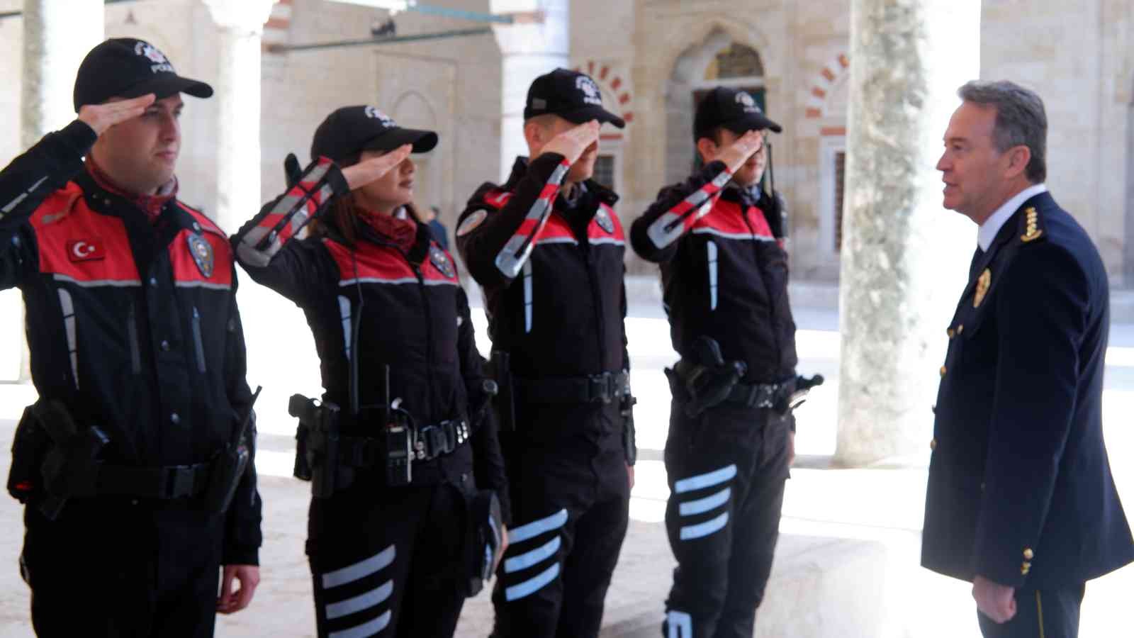 Türk Polis Teşkilatı’nın 177. kuruluş yıl dönümü dolayısıyla tarihi Üç Şerefeli Cami’de şehitler için mevlit okutuldu. Türk Polis Teşkilatı’nın ...