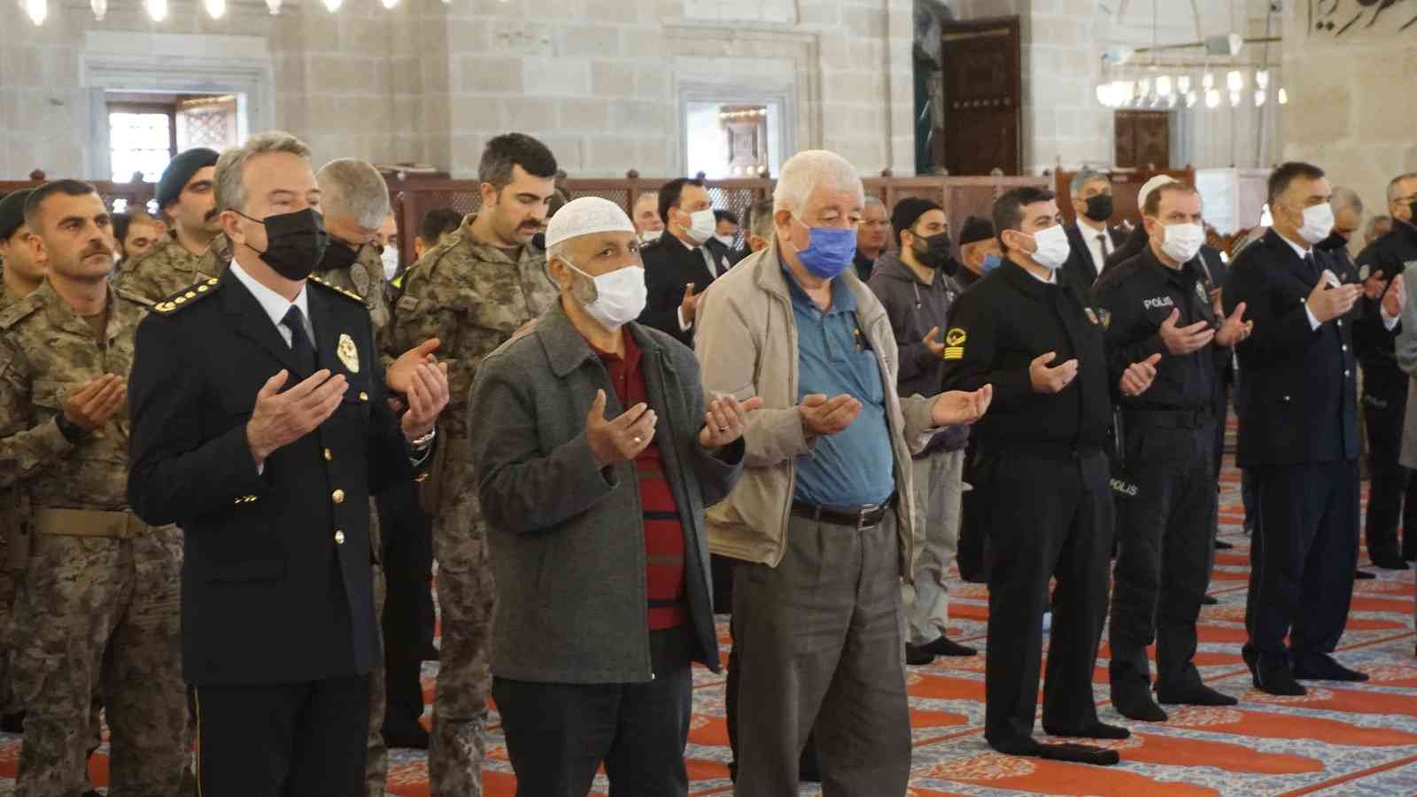 Türk Polis Teşkilatı’nın 177. kuruluş yıl dönümü dolayısıyla tarihi Üç Şerefeli Cami’de şehitler için mevlit okutuldu. Türk Polis Teşkilatı’nın ...