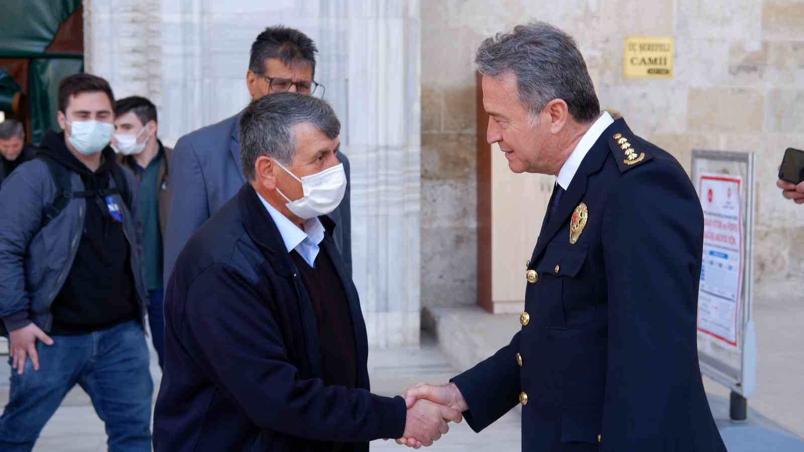 Türk Polis Teşkilatı’nın 177. kuruluş yıl dönümü dolayısıyla tarihi Üç Şerefeli Cami’de şehitler için mevlit okutuldu. Türk Polis Teşkilatı’nın ...