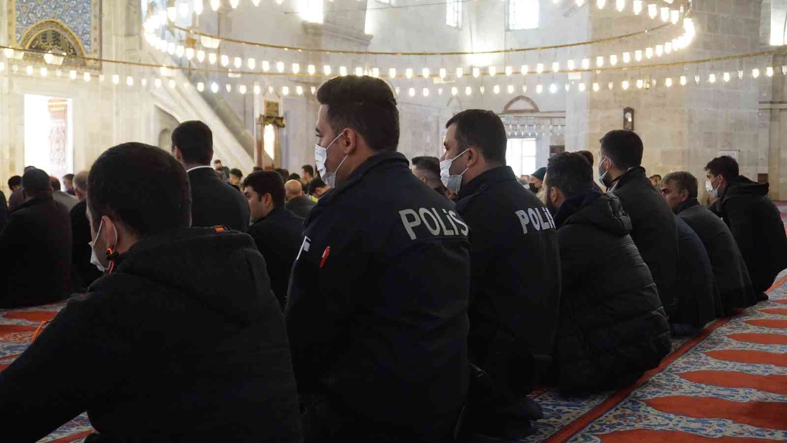 Türk Polis Teşkilatı’nın 177. kuruluş yıl dönümü dolayısıyla tarihi Üç Şerefeli Cami’de şehitler için mevlit okutuldu. Türk Polis Teşkilatı’nın ...