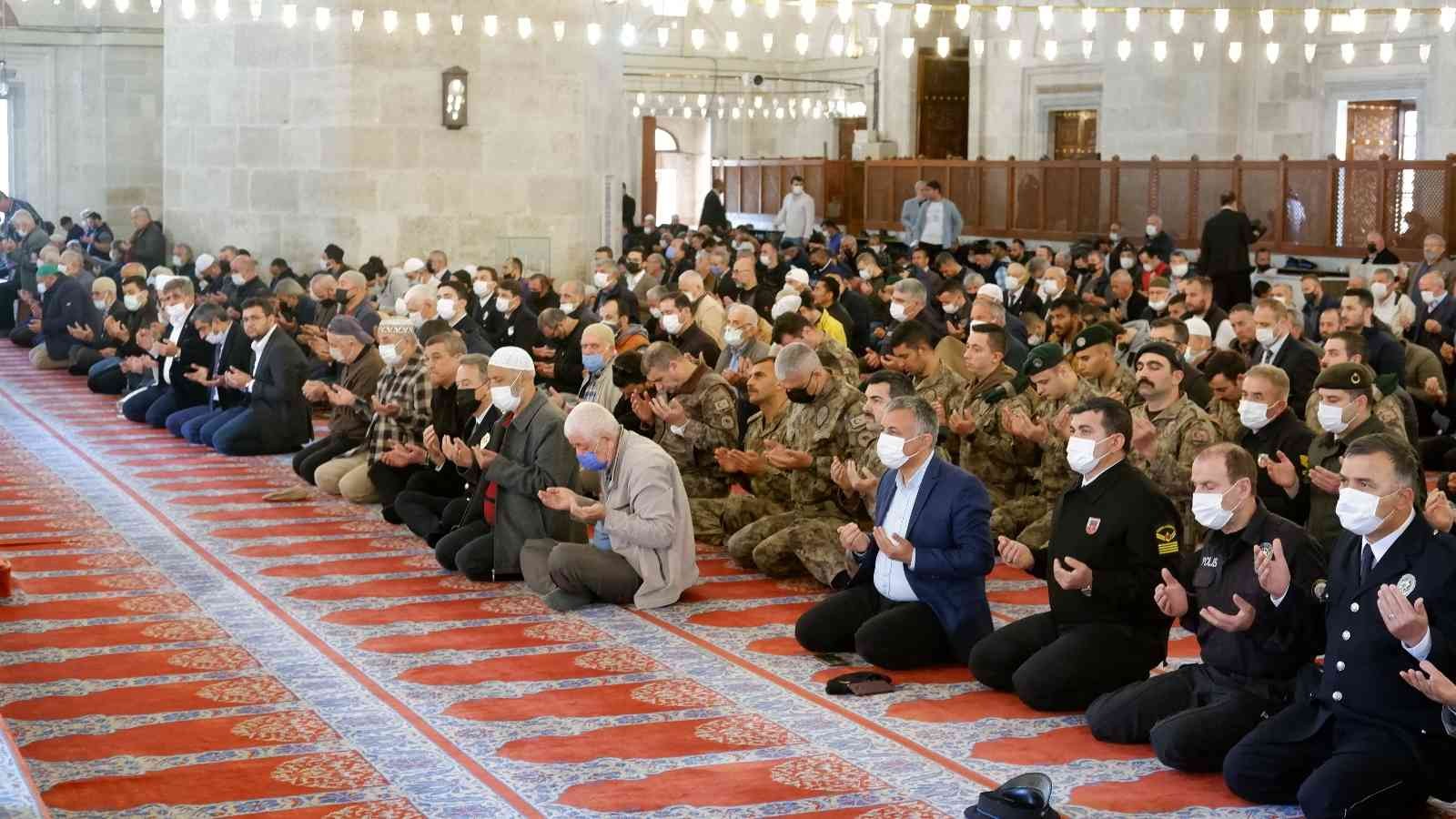 Türk Polis Teşkilatı’nın 177. kuruluş yıl dönümü dolayısıyla tarihi Üç Şerefeli Cami’de şehitler için mevlit okutuldu. Türk Polis Teşkilatı’nın ...