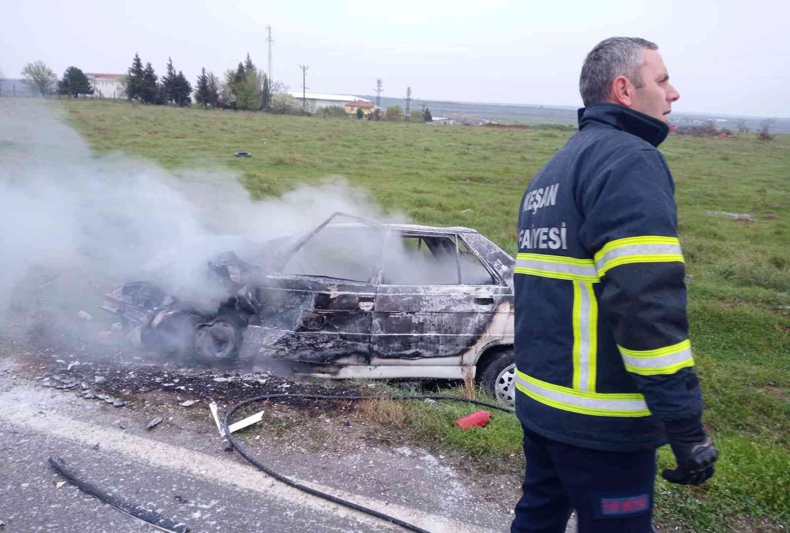 Edirne’nin Keşan ilçesinde iki otomobil Enez yolunda çarpıştı. Kazaya karışan araçlardan biri alev alev yanarken, diğer aracın sürücüsü hayatını ...