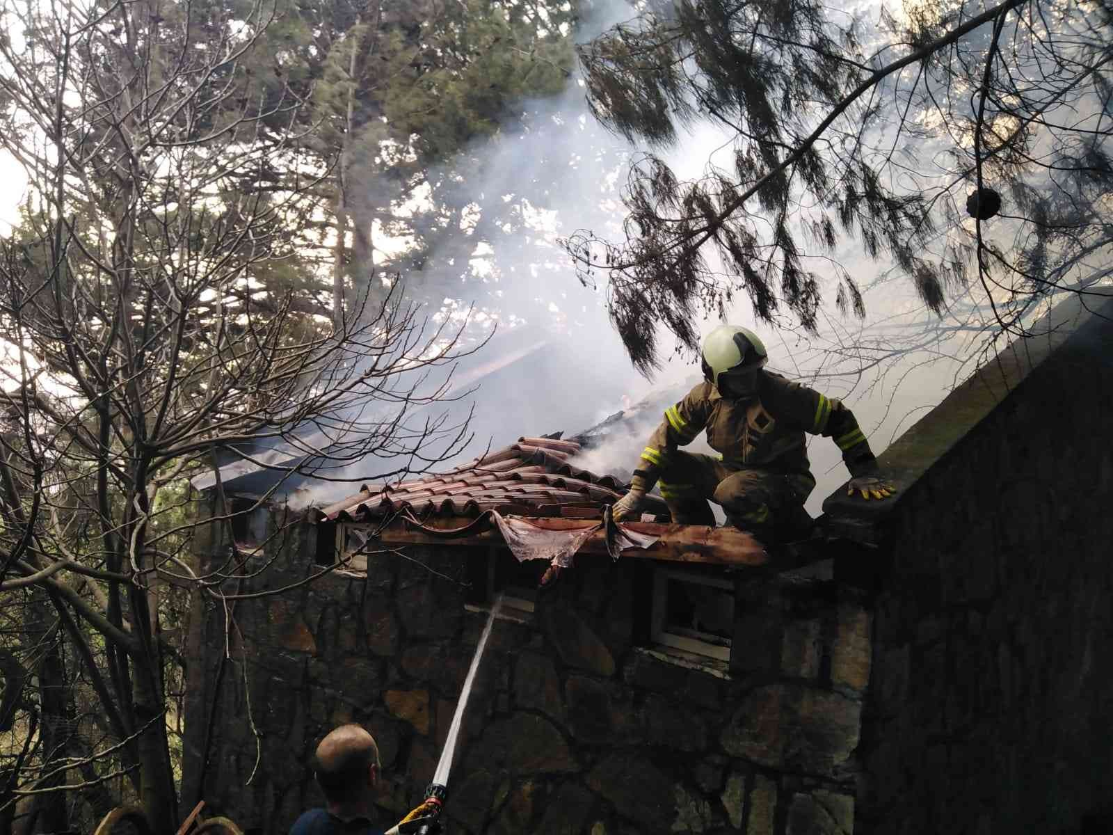 Balıkesir’in Edremit ilçesinde mesire alanında çıkan yangın ekiplerin kısa sürede müdahalesi ile söndürüldü. Edinilen bilgilere göre, akşam ...