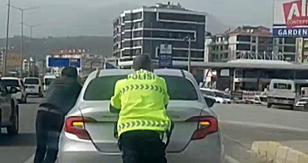 Balıkesir’in Edremit ilçesinde polis haftasında trafik polisinin vatandaşa yardımı kameraya yansıdı. Edinilen bilgiye göre, Otogar arkası İzmir ...